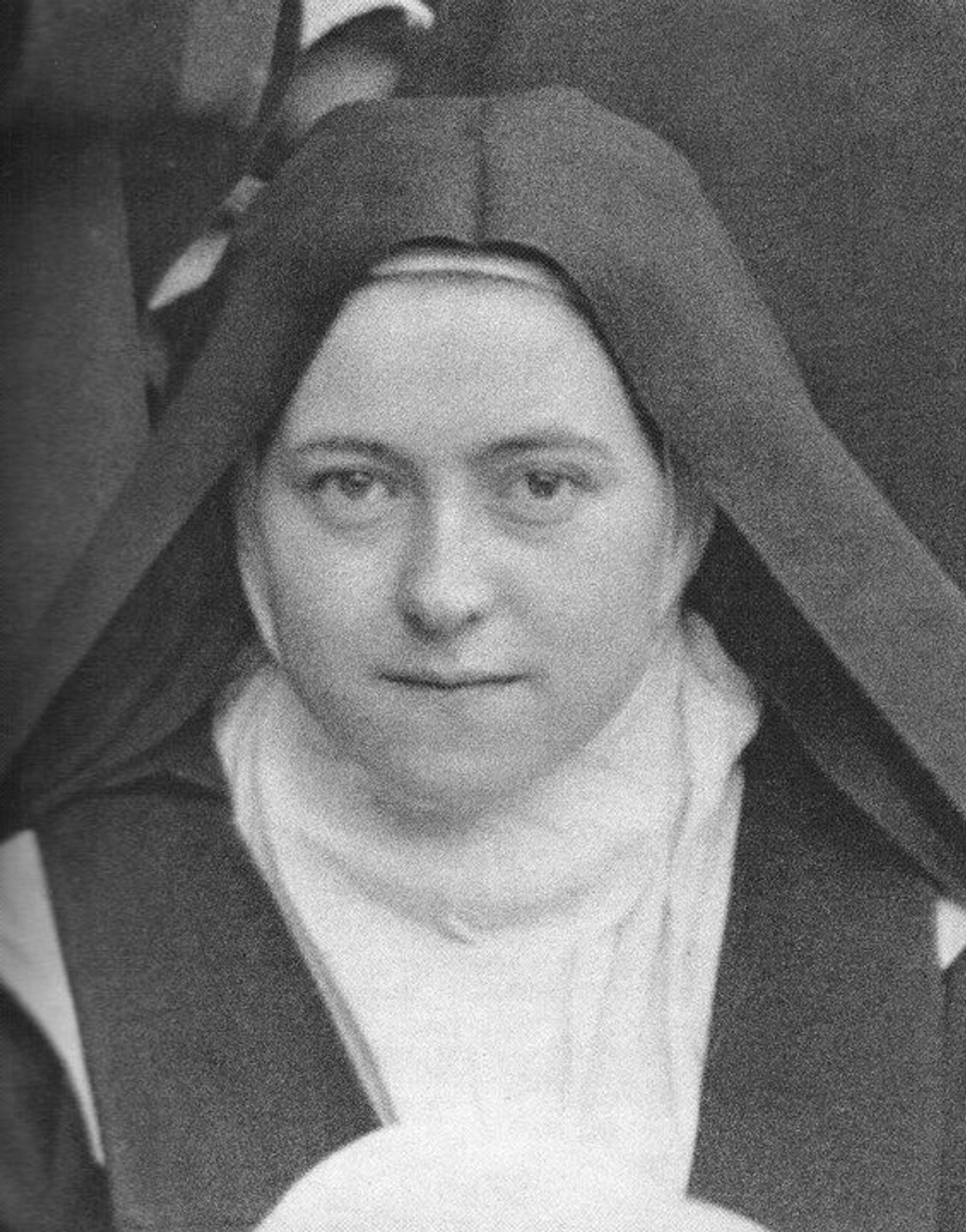 Hl. Theresia vom Kinde Jesus
Ordensfrau 

Theresia, geboren 1873, trat mit fünfzehn in den Karmel von Lisieux ein. Damals hatte sie bereits eine ungewöhnlich reiche religiöse Erfahrung. Sie selbst betrachtete Weihnachten 1886 als entscheidendes Ereignis in ihrem Leben; sie erfuhr die Gnade einer „völligen Umkehr“ und verstand von da an die Liebe zu Christus und zu den Menschen als die eigentliche Berufung ihres Lebens. Sie begriff, dass ihre Christusliebe sich in der Kreuzesnachfolge verwirklichen musste. Die Heilige Schrift wurde mehr und mehr ihre einzige Lektüre; innere Prüfungen und körperliche Krankheit waren ihr Alltag. In der Nacht zum Karfreitag 1896 hatte sie ihren ersten Bluthusten; am 30. September 1897 starb sie an Tuberkulose mit den Worten: „Mein Gott, ich liebe dich.“ Über ihre innere Welt sind wir durch ihre Aufzeichnungen „Geschichte einer Seele“ und ihre von der Priorin unterrichtet. Papst Pius XI. hat sie 1925 heilig gesprochen. Patronin der Missionen. Bild:Wikipedia