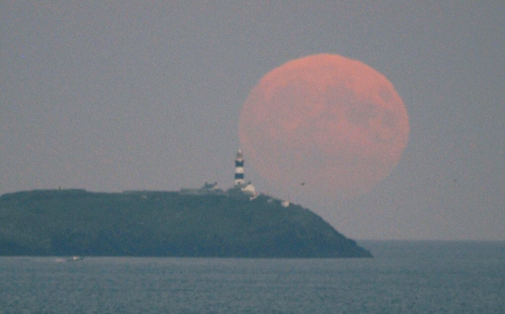 Here’s the moment when the “Full Harvest Moon” touched the lantern of the Old Head of Kinsale Lighthouse; as it rises over a flat-calm Courtmacsherry Bay in West Cork, #Ireland on 17/09/2024!