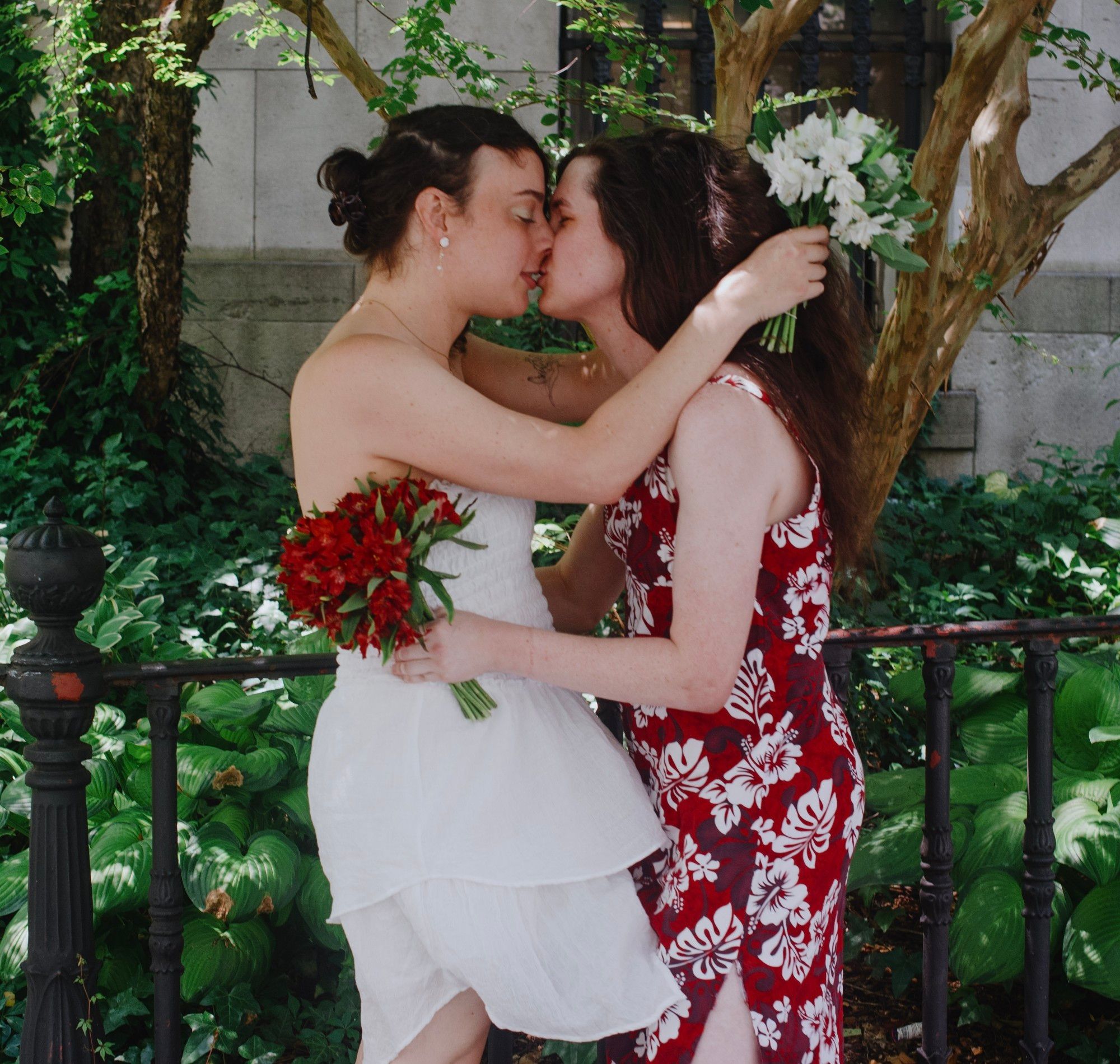 stel in white and aris in red, kissing