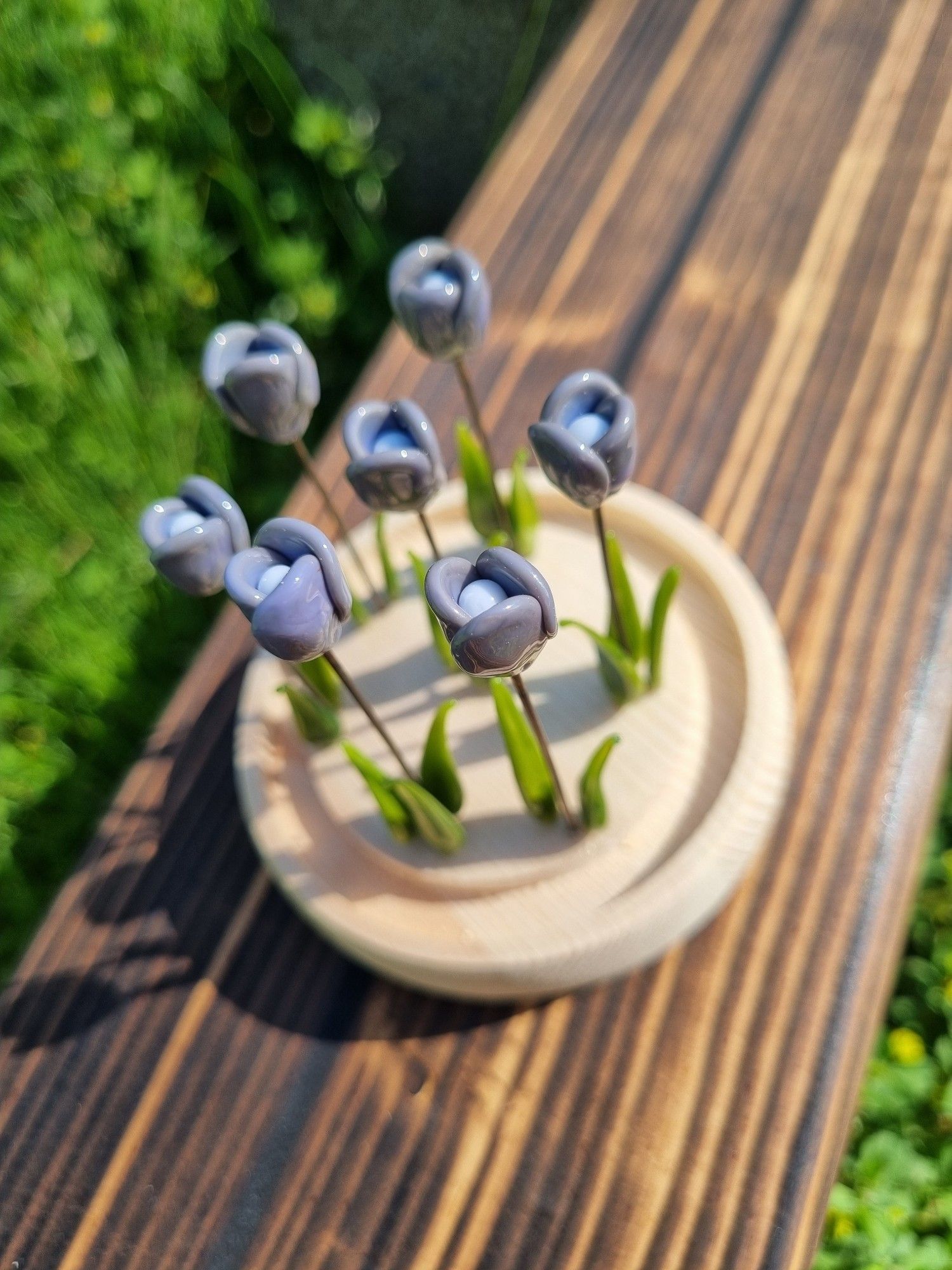 Petite cloche en verre avec des tulipes et des herbes en verre prise par au dessus