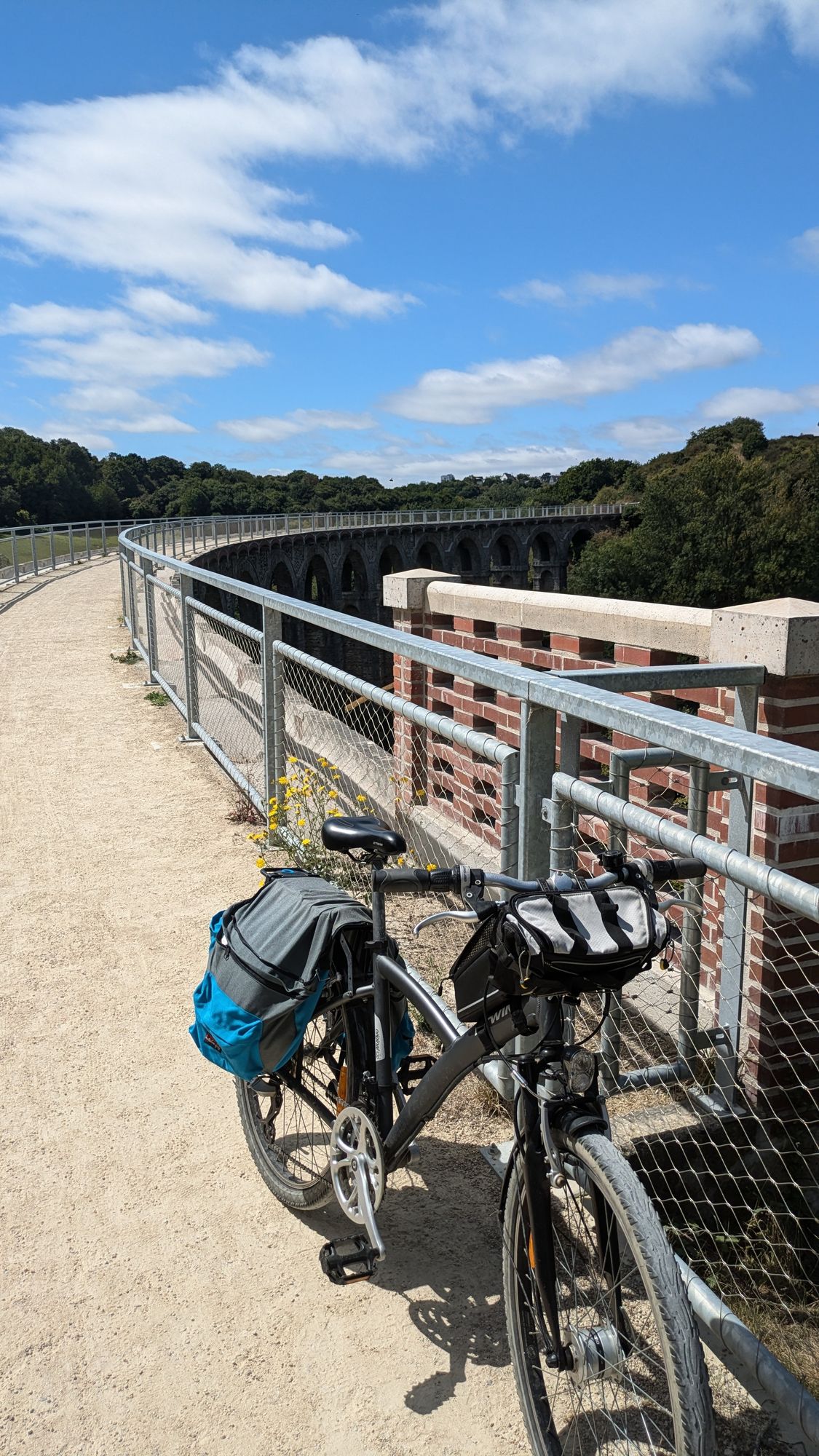 Photo de mon vélo sur un viaduc