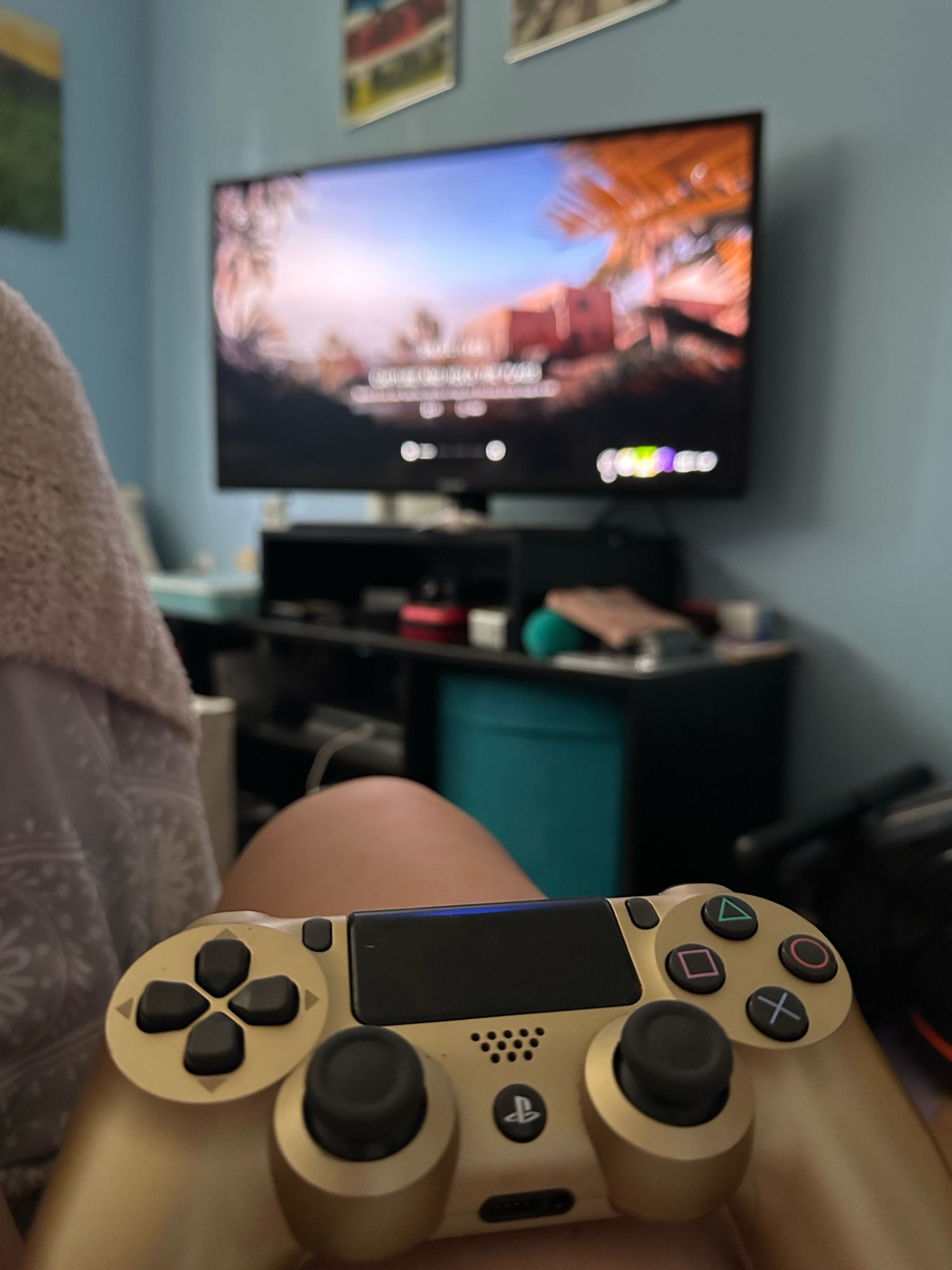 PS4 remote in gold, Battlefield 5 in the background