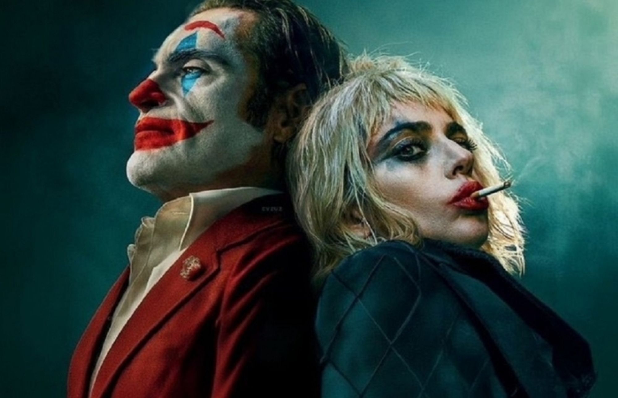 Imagem promocional do filme Coringa 2 com o coringa e a paiaça lady gaga um encostando as costas do outro. A Gaga tá fumando um cigarrinho