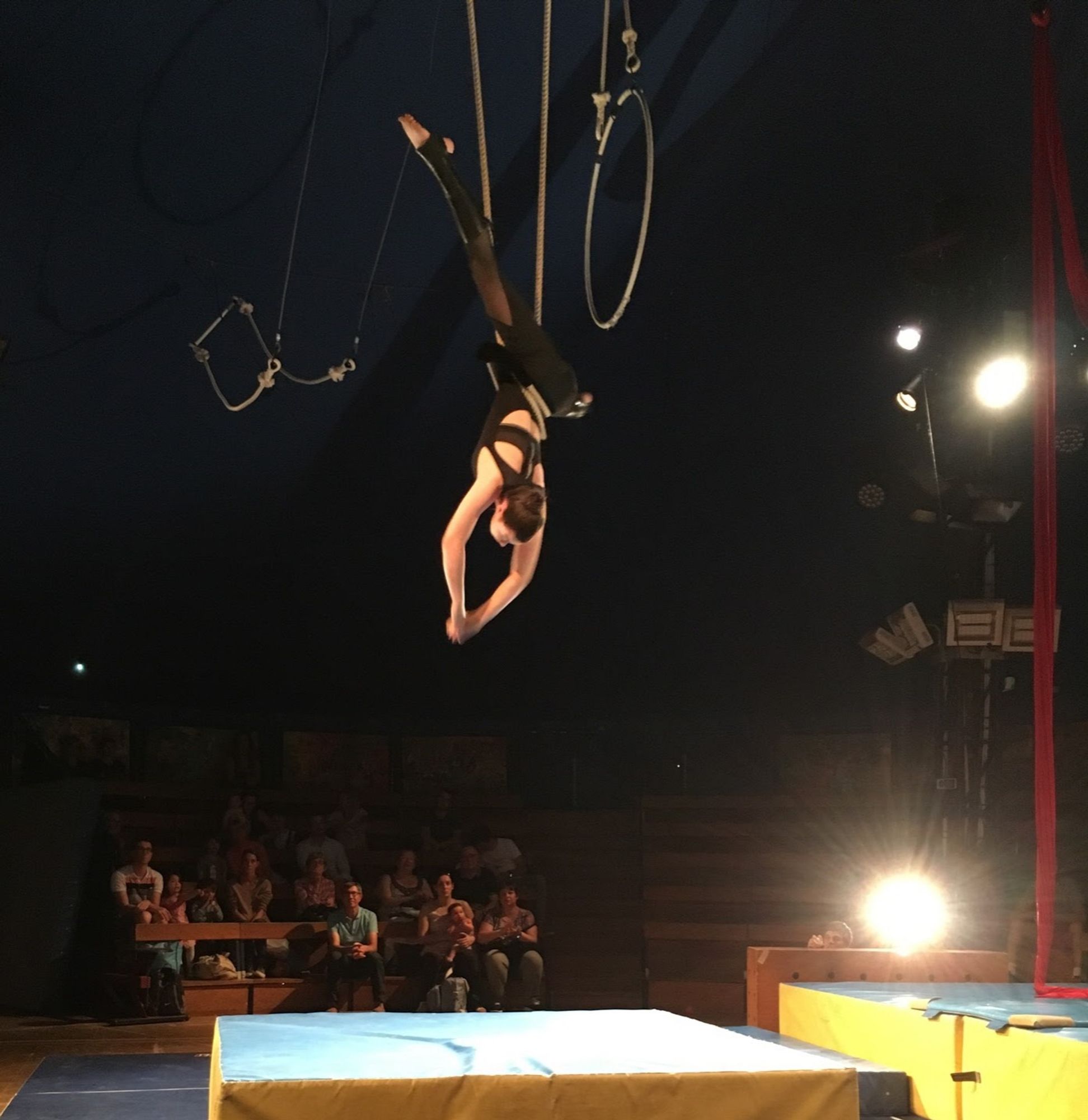 Trapéziste dans une école de cirque en plein spectacle.