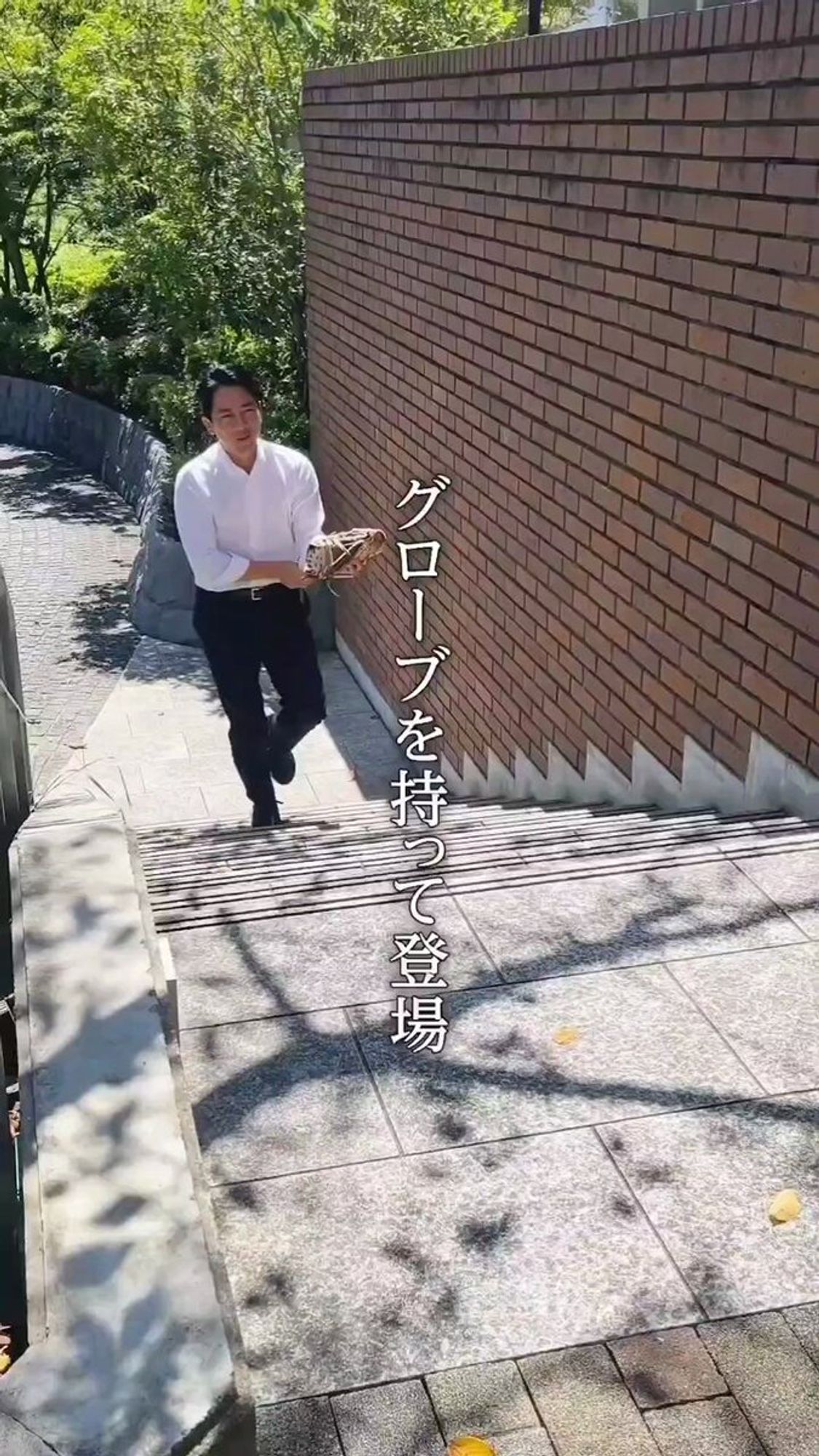 【話題】総裁選に立候補を表明した小泉進次郎(43)さん、聖光学院を視察 ↓ 参加した野球部のノックで魅せた軽快な守備と送球が話題に 「野球も政治も『迷ったらフルスイング』がモットーです」といい感じの名言を残す @shinjirokoiz