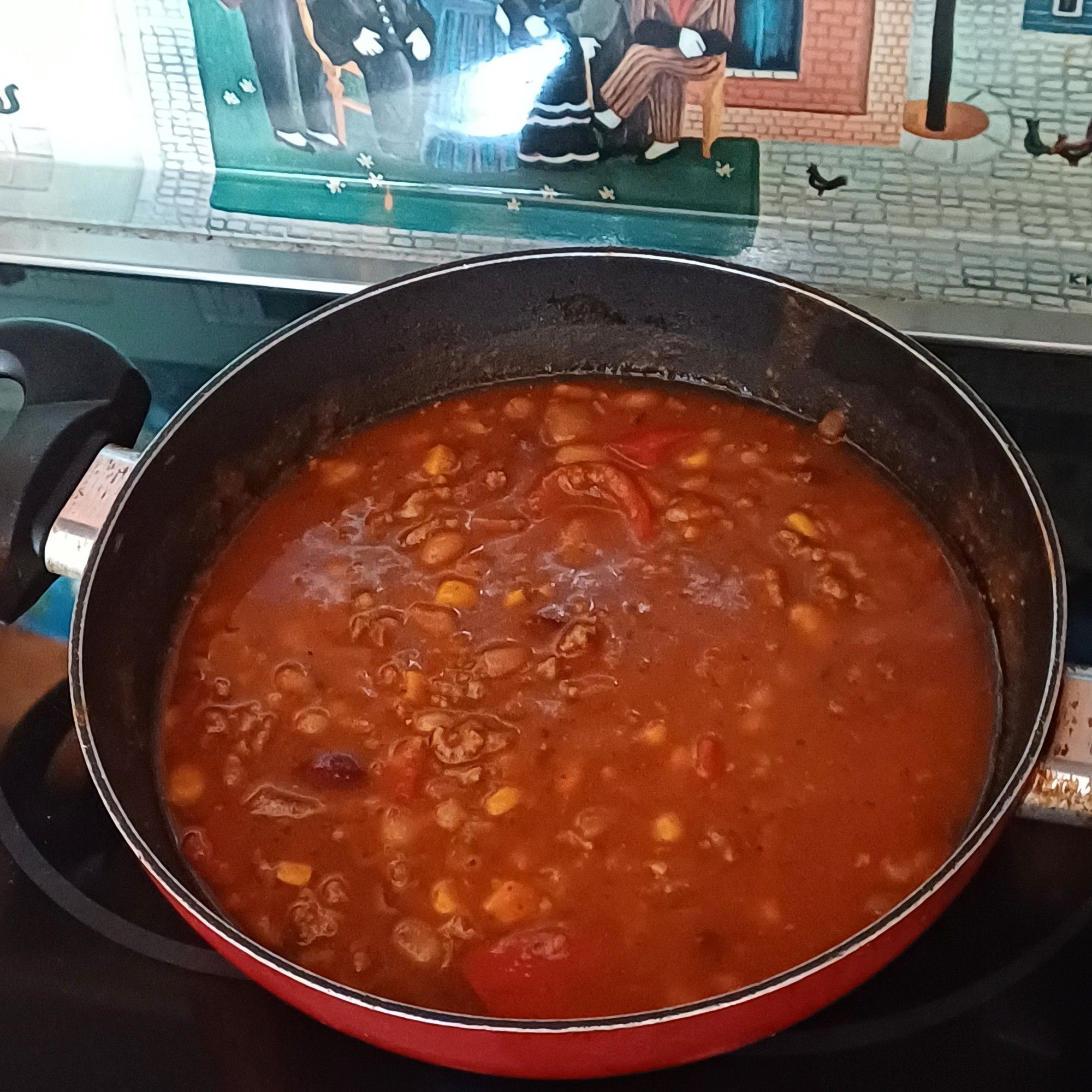 Kleine Pfanne mit Chilli con Carne auf dem Herd.