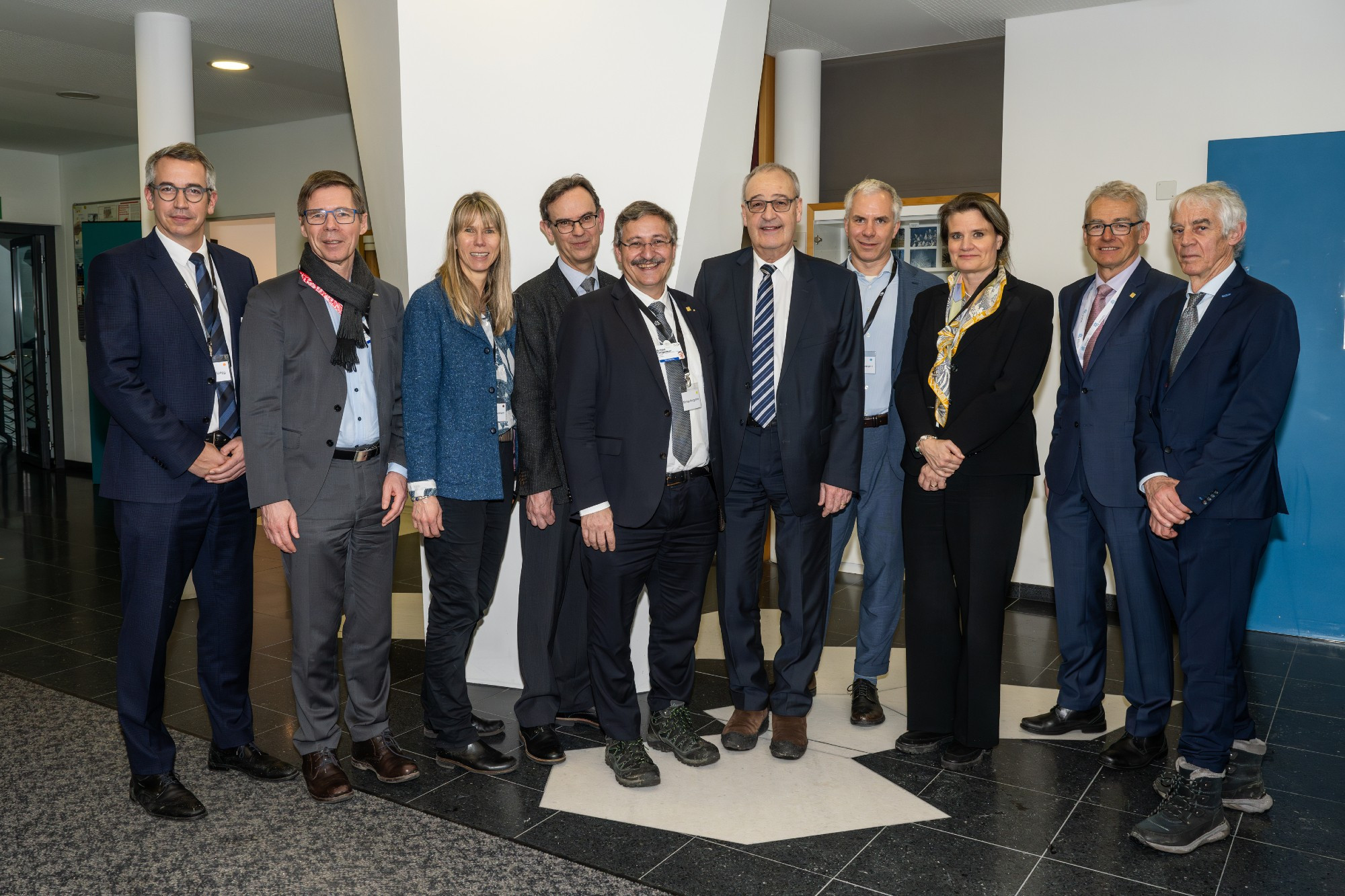 High-ranking visitors (from left to right): PSI Director Christian Rüegg, ETH Zurich President Joël Mesot, Empa Director Tanja Zimmermann, Christoph Hegg, Acting Director of WSL, ETH Board President Michael Hengartner, Federal Councillor Guy Parmelin, Eawag Director Martin Ackermann, State Secretary for Education, Research and Innovation Martina Hirayama, SLF Director Jürg Schweizer, EPFL President Martin Vetterli. (Photo: Luzia Schär)