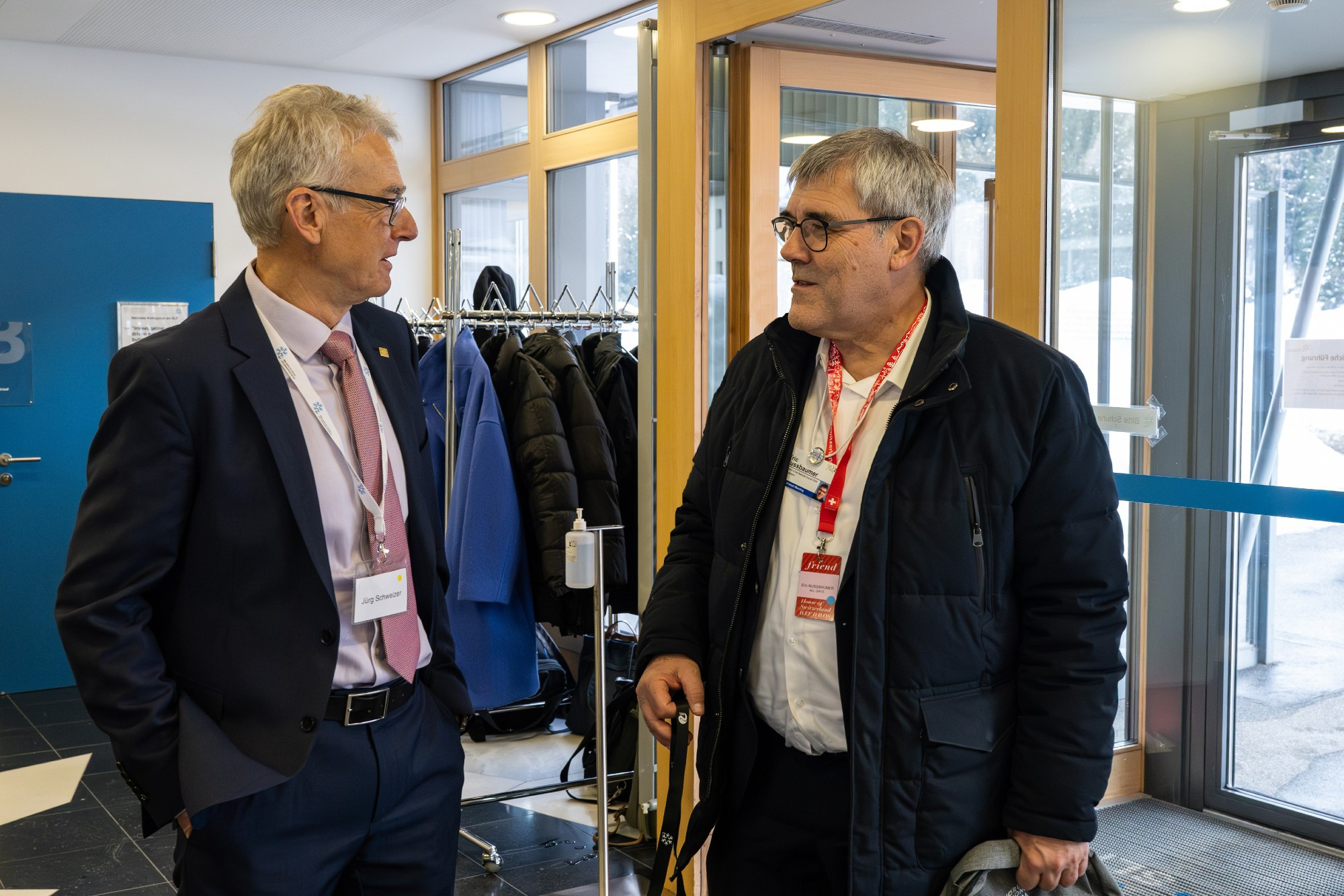 Jürg Schweizer, head of the SLF, welcomes Eric Nussbaumer, President of the National Council. (Photo: Luzia Schär)