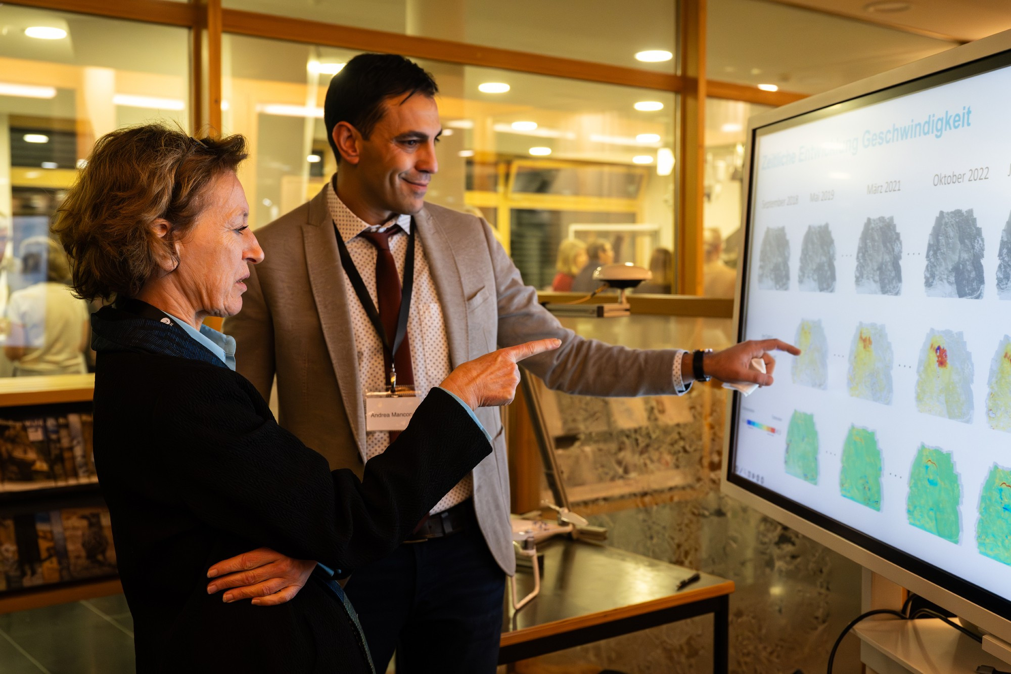 SLF researcher Andrea Marconi explains to Maria Leptin, President of the European Research Council, how the findings from Brienz and modern remote sensing with drones, aeroplanes and satellites will help to predict natural events such as rockfalls in the future - worldwide. (Photo: Luzia Schär)