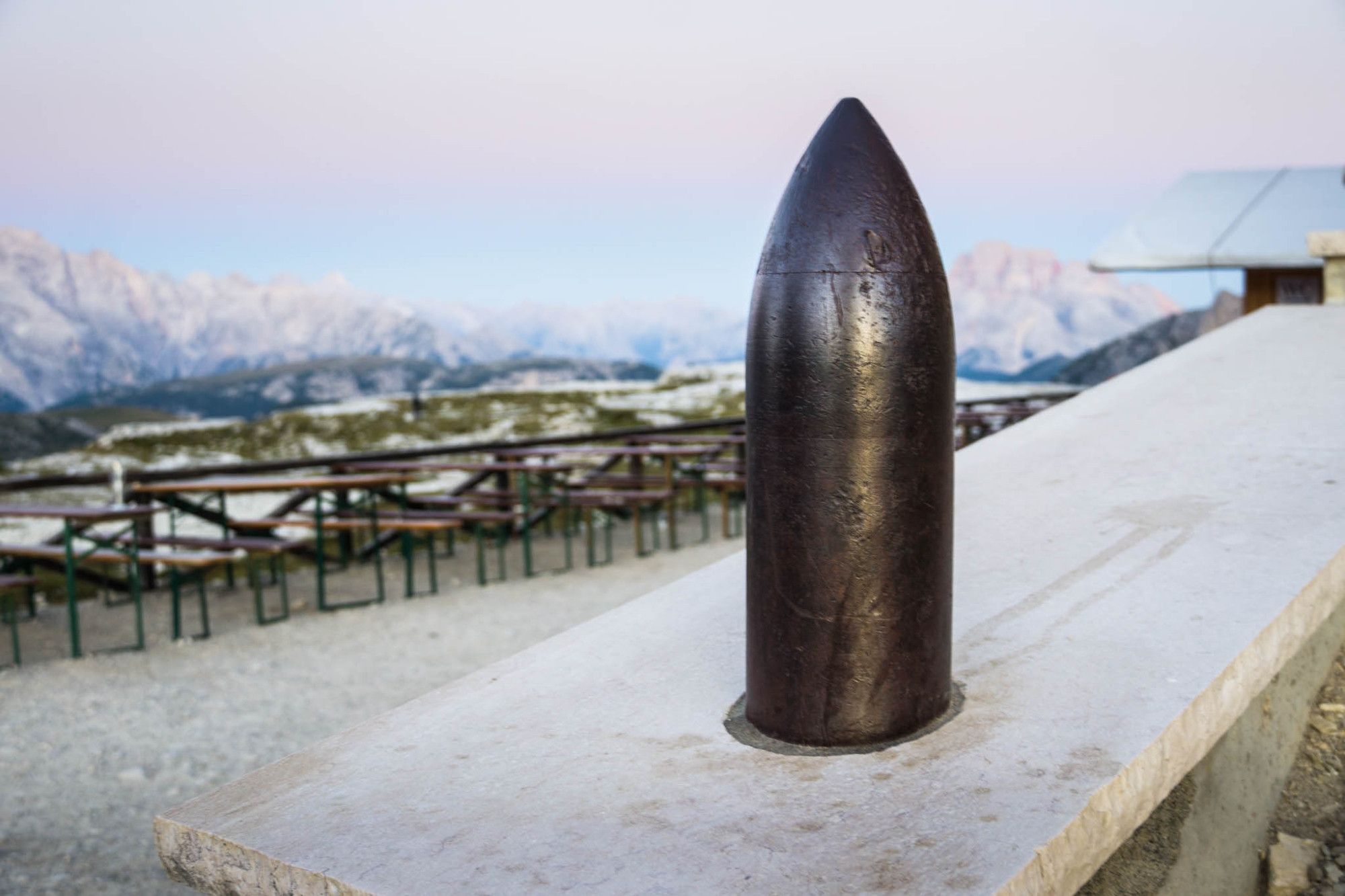 Eine Granatenhülse, in das Treppengeländer der Dreizinnenhütte eingearbeitet.