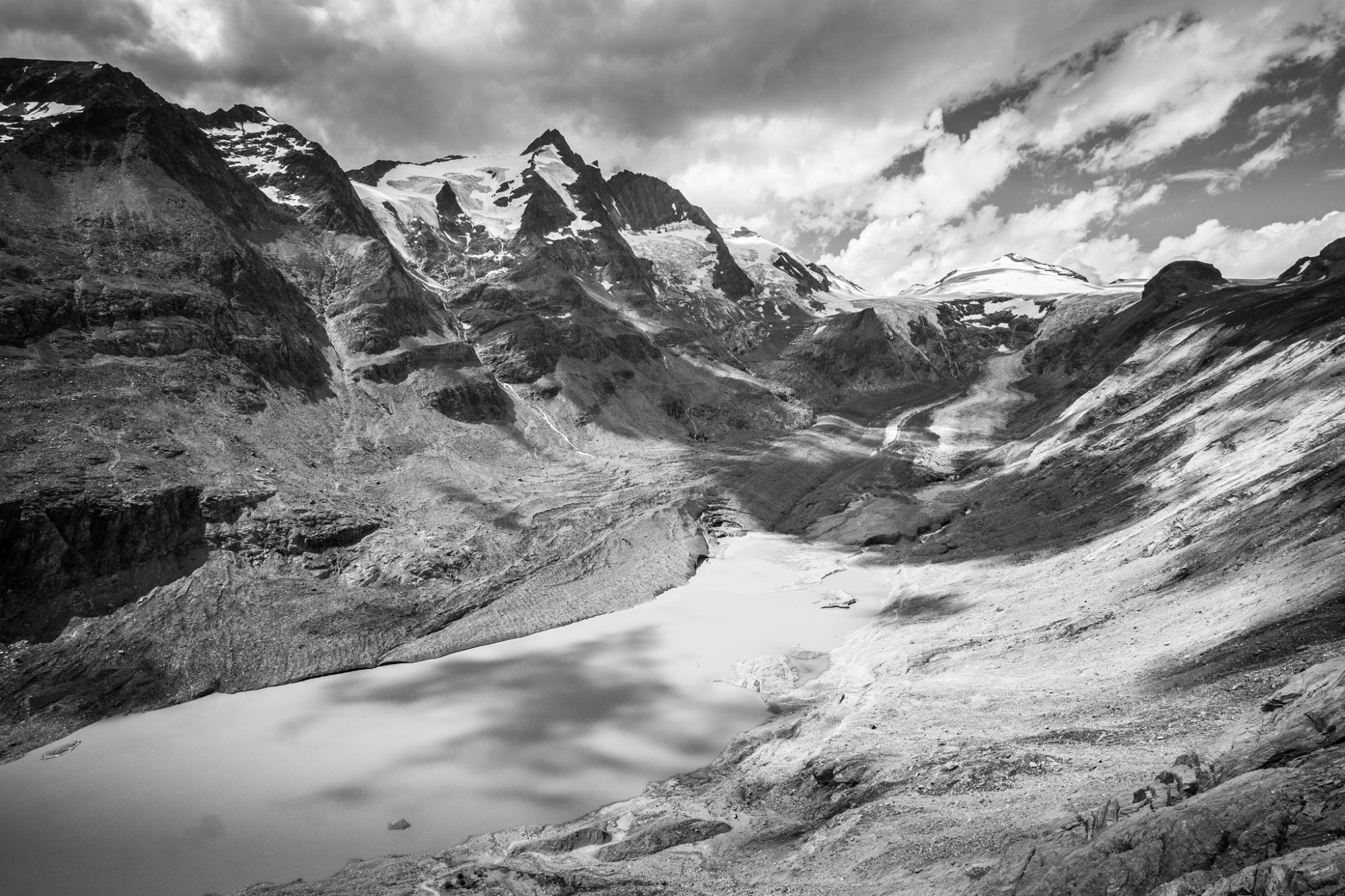 Großglockner und Pasterze. Schwarz-weiß-Foto.