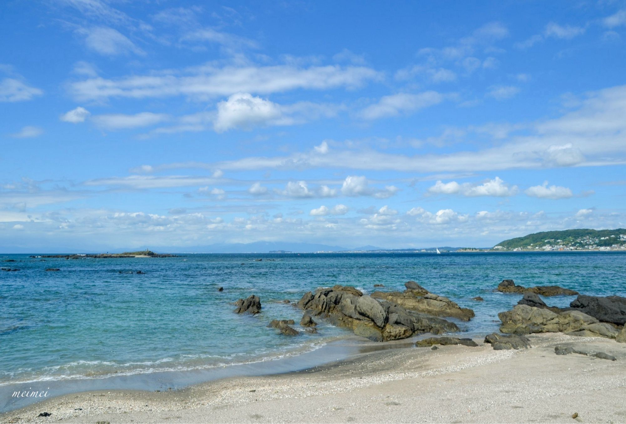 磯の部分と美しい砂浜部分が楽しめます。
遊泳は禁止です。
膝くらいまで遊ぶのは大丈夫ですが、急に深くなるのでライフジャケットはあった方が安心できます。