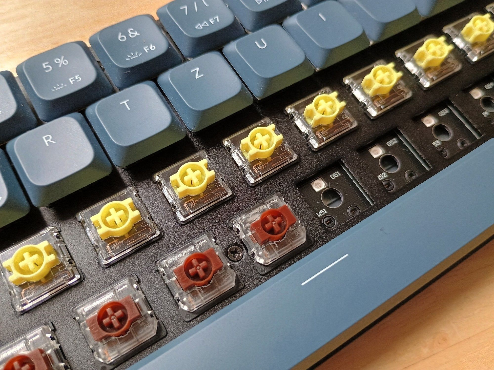 Tastatur mit braunen und gelben Switches