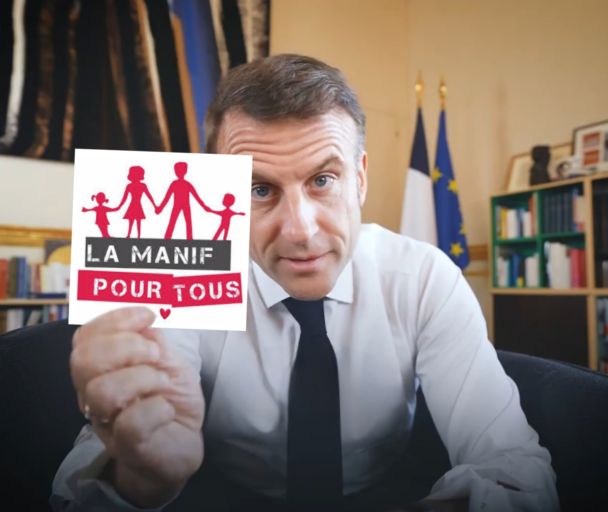 Emmanuel Macron montre un flyer sur lequel figure le nom et le logo de La manif pour tous.
