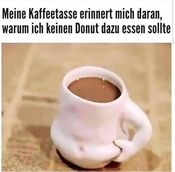 Eine Tasse in der Form eines Torsos mit Bäuchlein. Der Henkel ist ein Arm, dessen Hand in die Speckrolle kneift. Der Bildtitel: Meine Kaffeetasse erinnert mich daran, warum ich keinen Donut dazu essen sollte