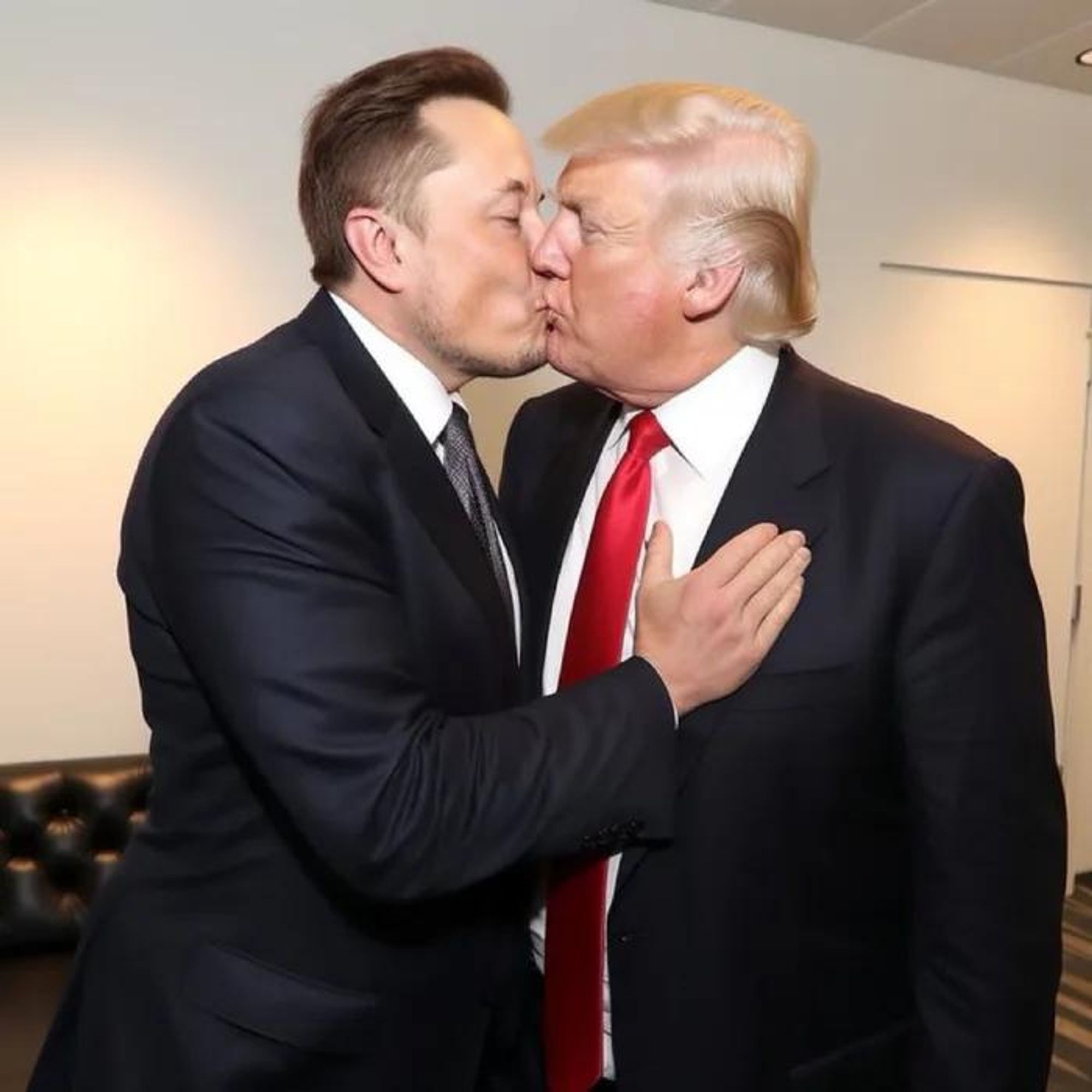 Musk und Trump küssen sich