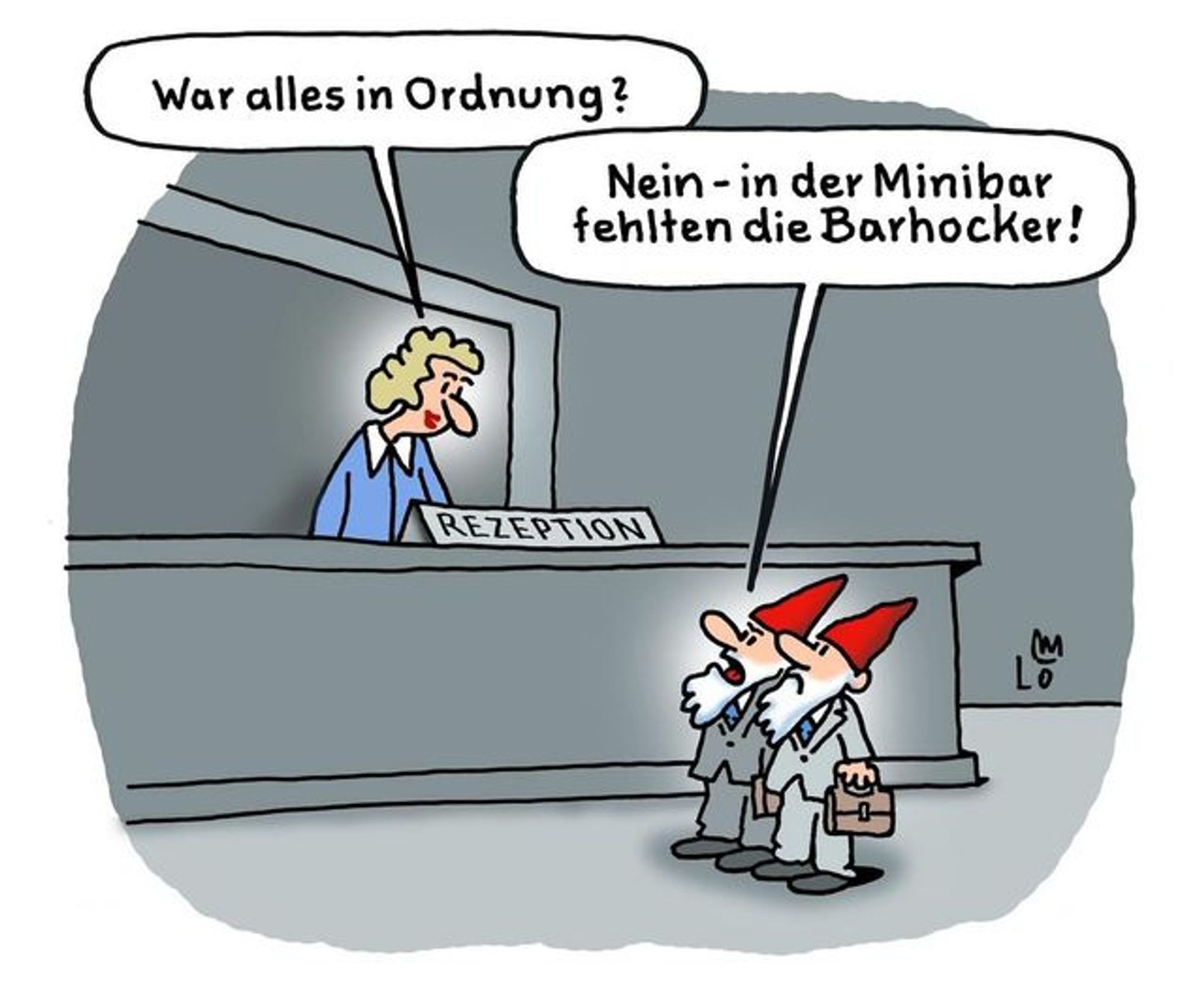 Cartoon: Zwei Zwerge mit roten Mützen stehen vor der Hotelrezeption und die Dame am Counter fragt die beiden: 'War alles in Ordnung?' Und einer der Zwerge antwortet: 'Nein, in der Minibar fehlten die Barhocker!'