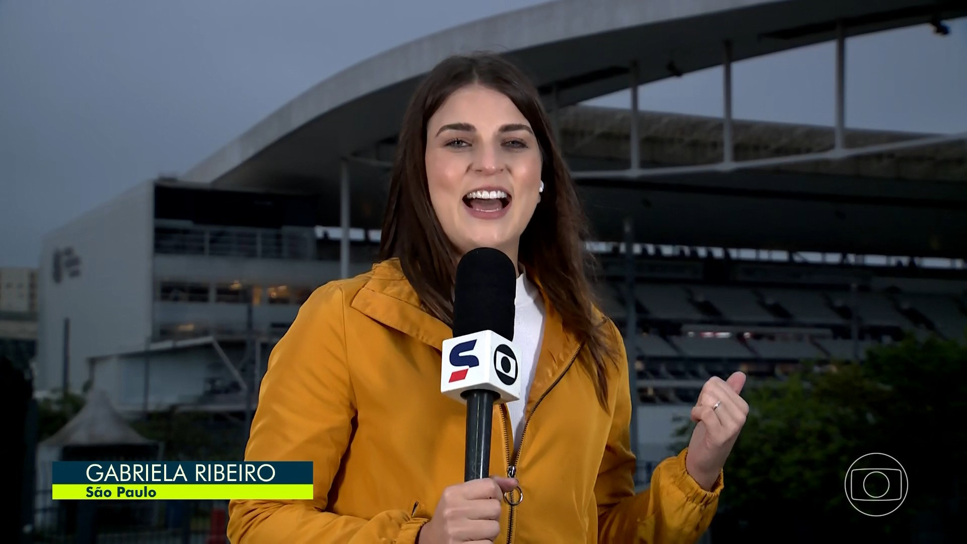 Gabriela Ribeiro passando frio do lado de fora da Neo Química Arena