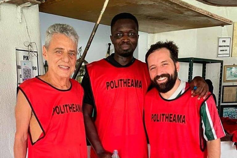 três homens de camisa de time
Chico Buarque joga futebol com Mohamed Mbougar Sarr, convidado da Flip, e o ator e escritor Gregorio Duvivier - @fosforoeditora no Instagram 