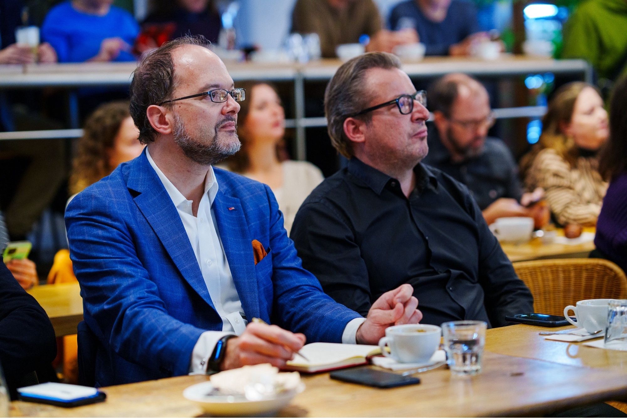 Daniel Schwarz und Sandro Hofmann am 71. Social Media Gipfel im Tibits Zürich.