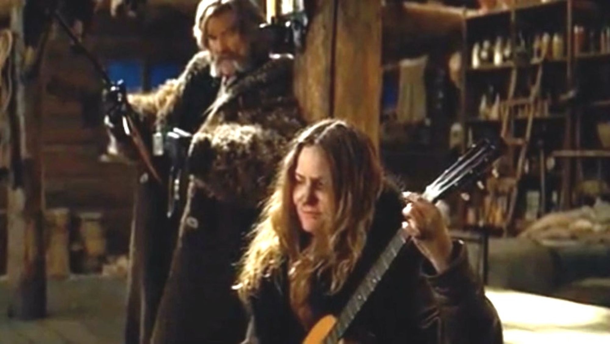 Jennifer Jason Leigh jouant de la guitare (image issue du film les 8 salopards)