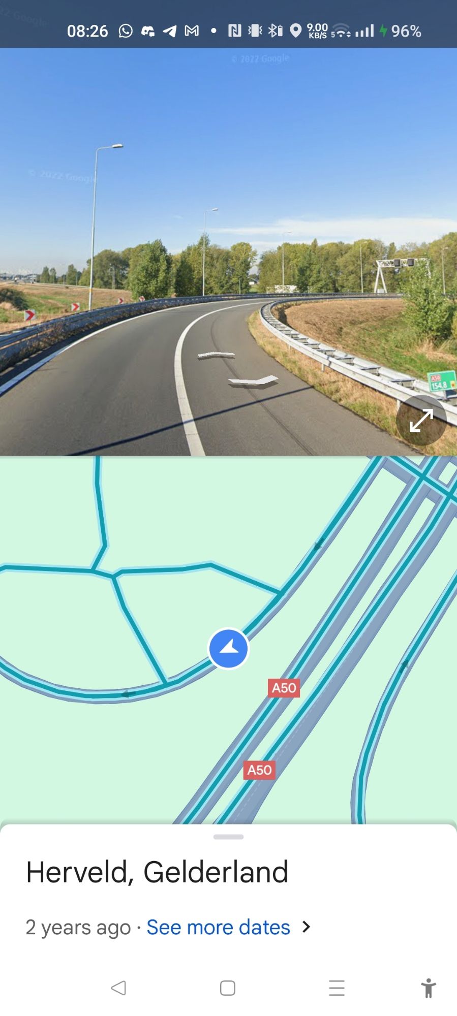 Google Maps screenshot waar de linker lantaarnpaal dezelfde is als die uit de NOS-video: de lantaarnpaal met gele sticker 0223.

Onderste deel screenshot toont dat dit nog in het begin van de bocht is.