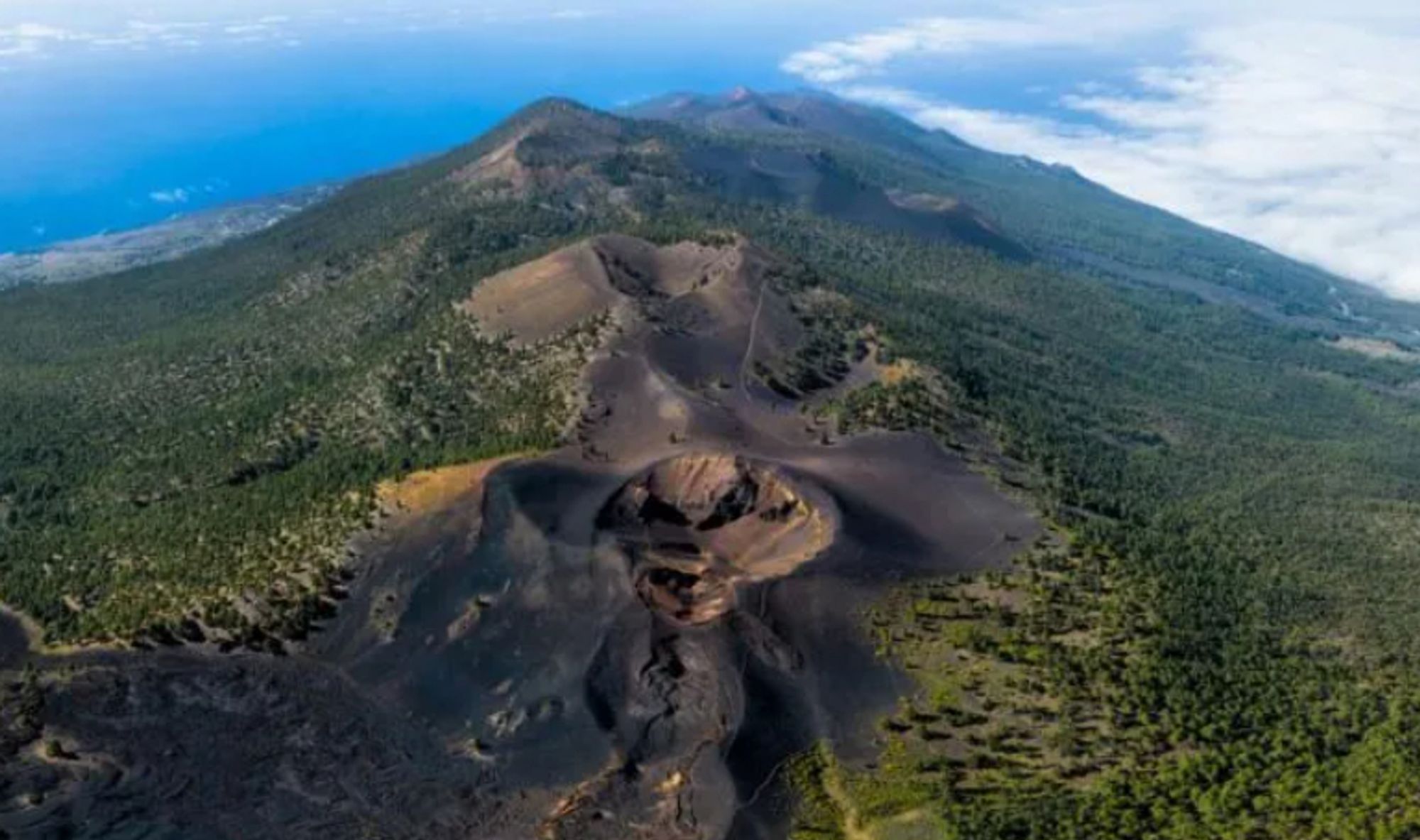 Aspecto del volcán Tajogaite, tras la expulsión de lava durante su erupción, el 19 de septiembre de 2021 en la isla española de La Palma (Canarias). Desconozco la autoría de la imagen, pero está extraída de tajogaite.es