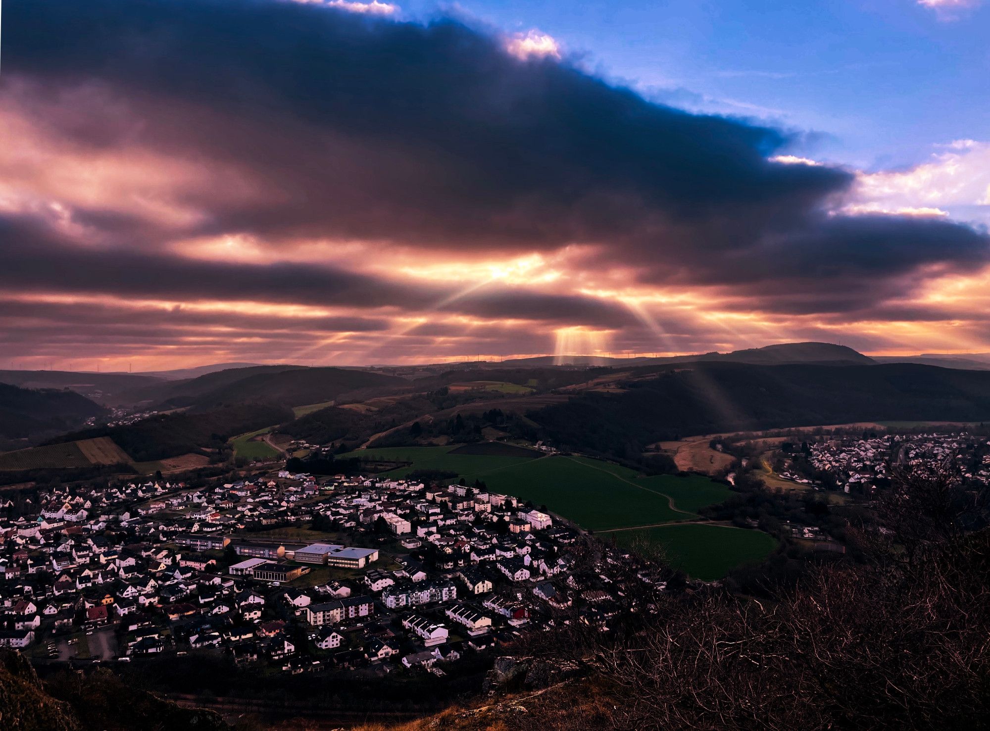 Sonnenstrahlen brechen durch die Wolken bei Ebernburg und Norheim. Aufgenommen vom Rotenfels aus