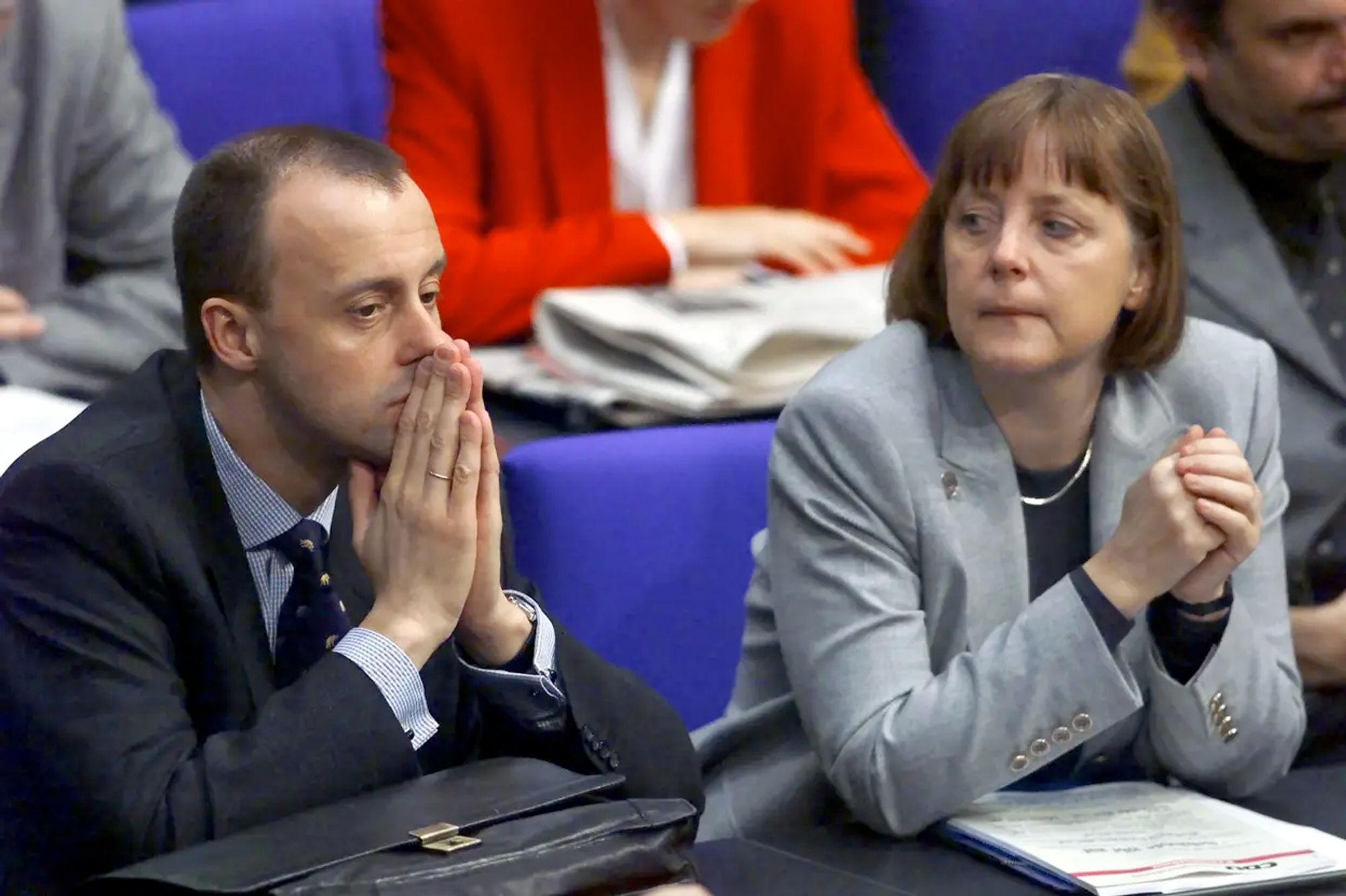 Einst waren sie Wegbegleiter, später wurden sie zu Rivalen: Friedrich Merz und Angela Merkel bei einer Debatte im Berliner Reichstag (Bild: Fritz Reiss/AP, 17. Februar 2000)