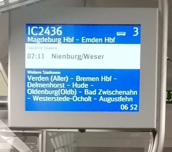 Fahrplananzeige im Zug 