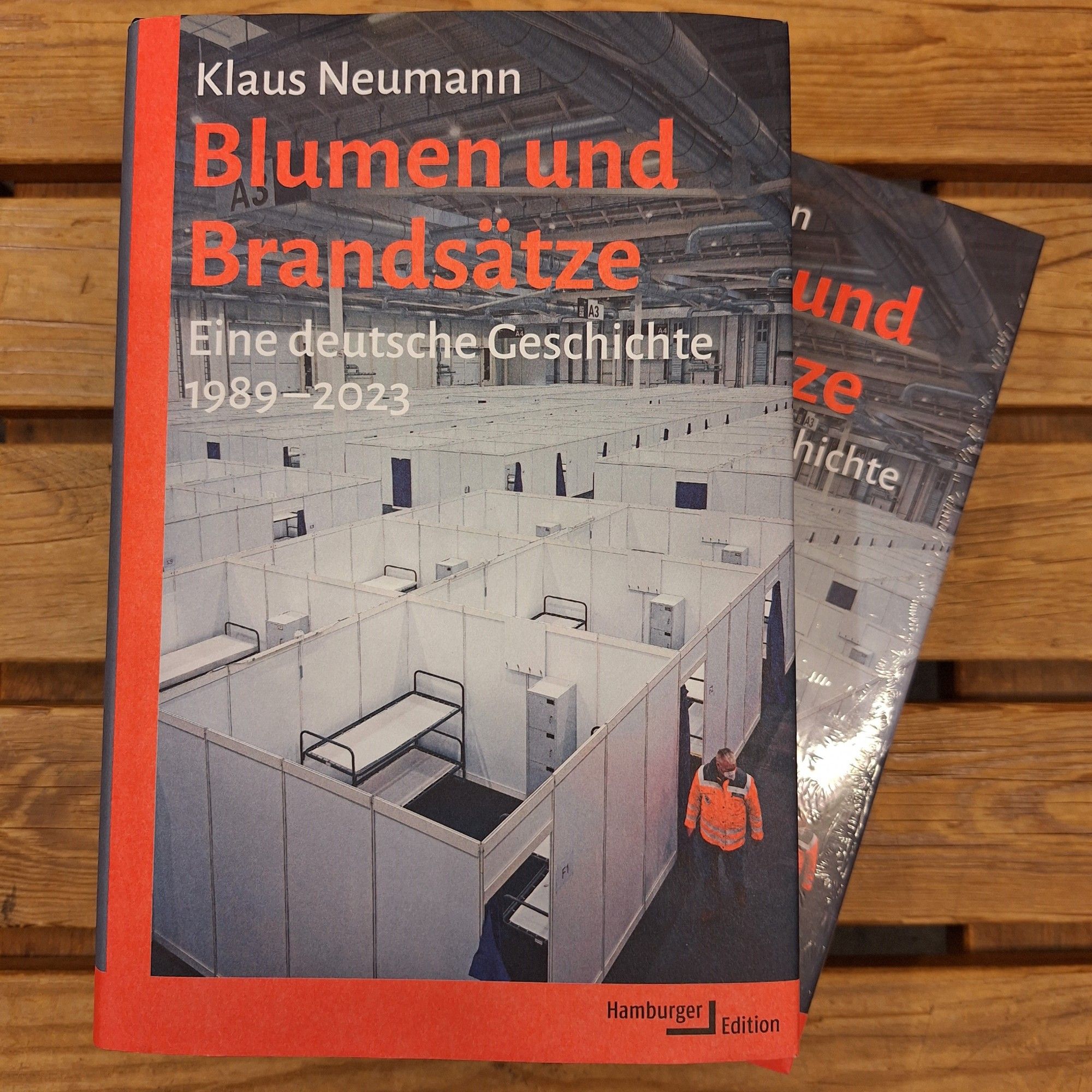 Cover des Buches "Blumen und Brandsätze. Eine deutsche Geschichte 1989-2023" von Klaus Neumann