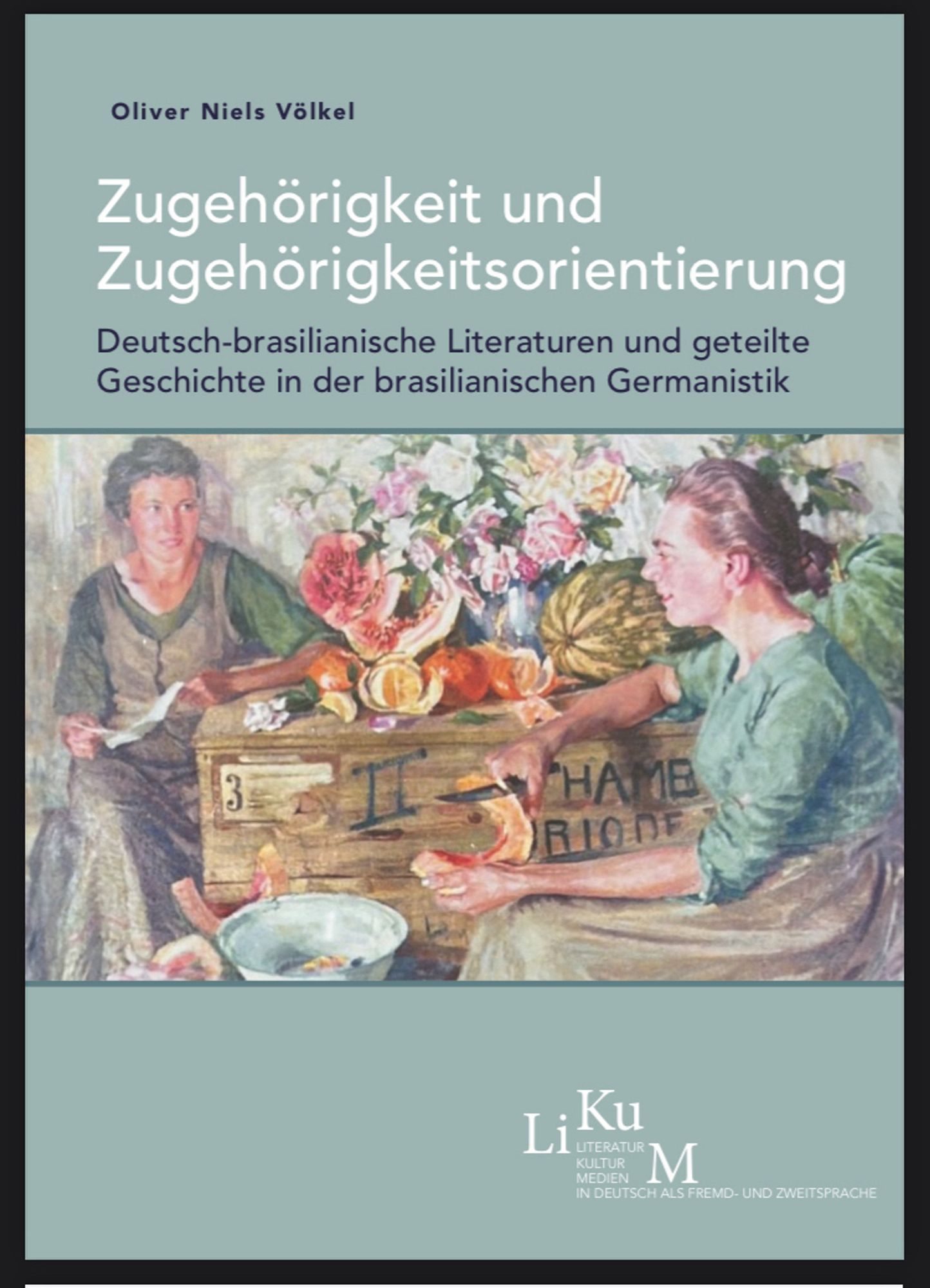 Cover meines Buches “Zugehörigkeit und Zugehörigkeitsorientierung
Deutsch-brasilianische Literaturen und geteilte Geschichte in der brasilianischen Germanistik”. Auf dem Cover ist ein Gemälde mit zwei Frauen abgebildet, die an einer Reisetruhe mit der Aufschrift “Hamburg Rio” sitzen. Auf der Truhe steht ein Strauß Blumen und vielfältiges Obst. Eine Frau hält einen Brief, die andere schneidet eine Papaya. Sie scheinen sich zu unterhalten.