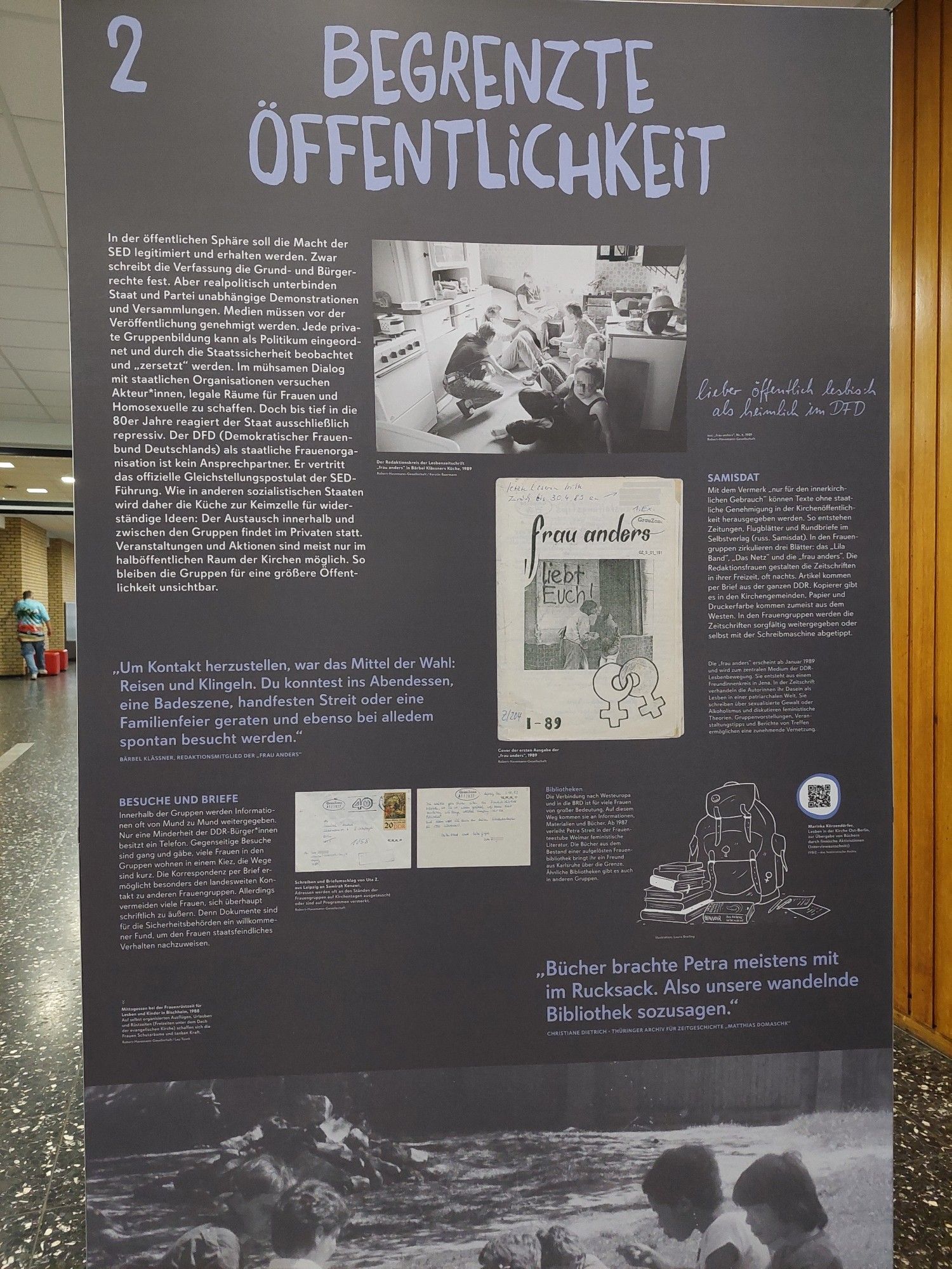 Aufsteller, der sich mit der "Begrenten Öffentlichkeit der DDR Frauengruppen beschäftigt. Private Treffen, Briefe, und selbst herausgegebene Zeitschriften wie "frau anders" sind abgebildet.