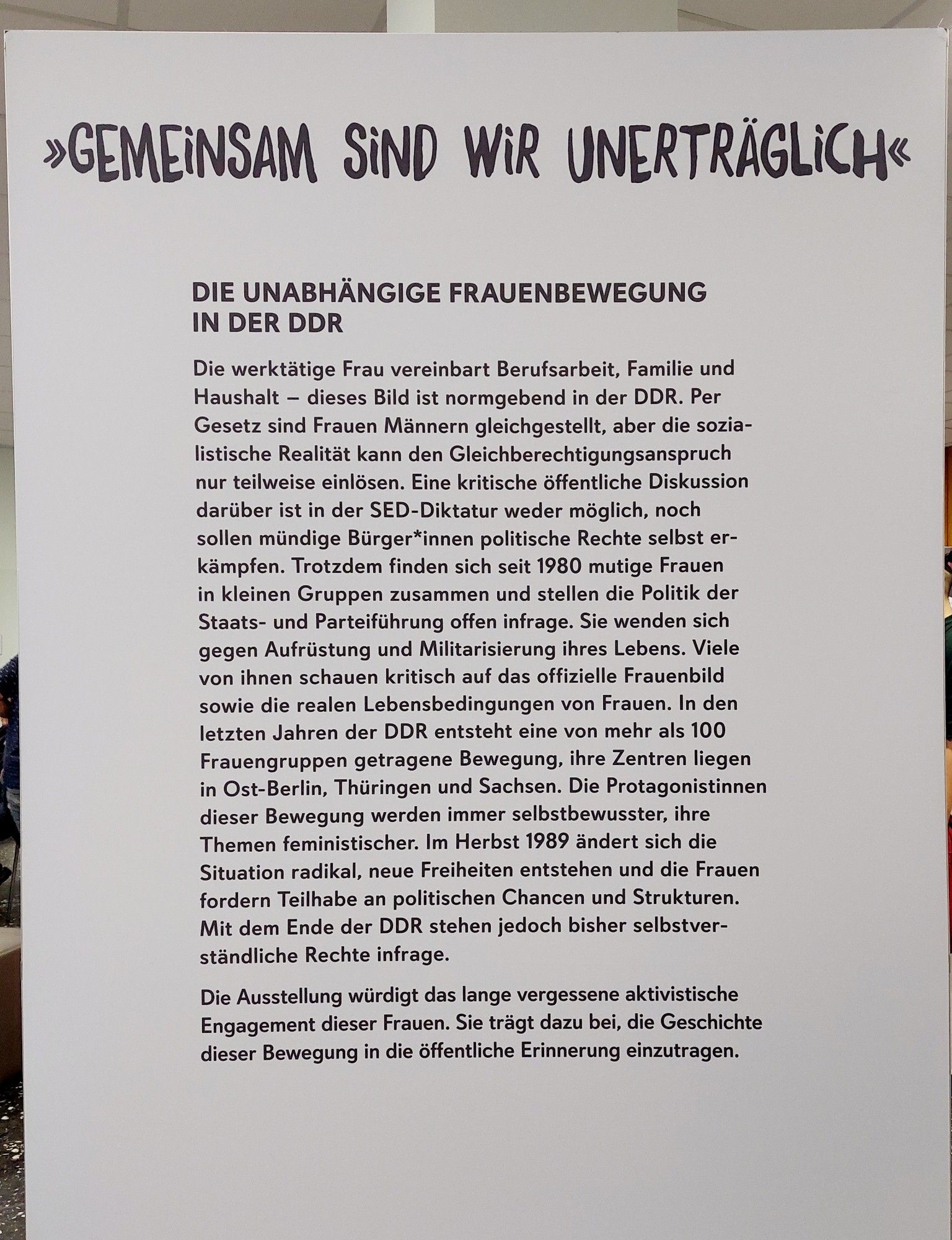 Einführungstext zur Ausstellung. Ab 1980 bilden sich Frauengruppen in der DDR, die sich trotz Bedrohung durch die SED-Diktatur gegen Krieg und Militarisierung und für feministische Themen einsetzen.