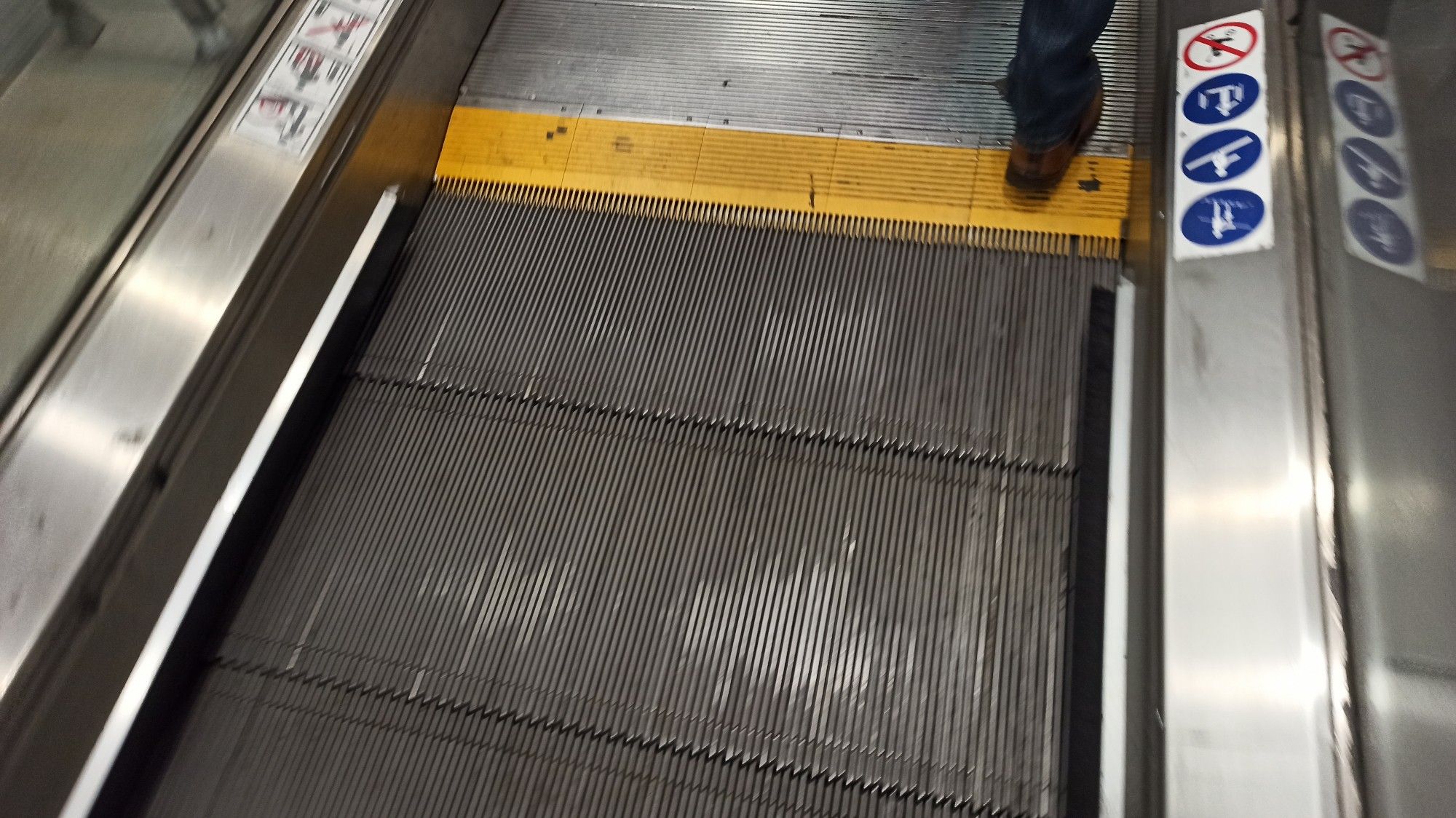 La fin d'un escalator, avec une bande jaune comme le jaune d'œuf, symbole de la vie