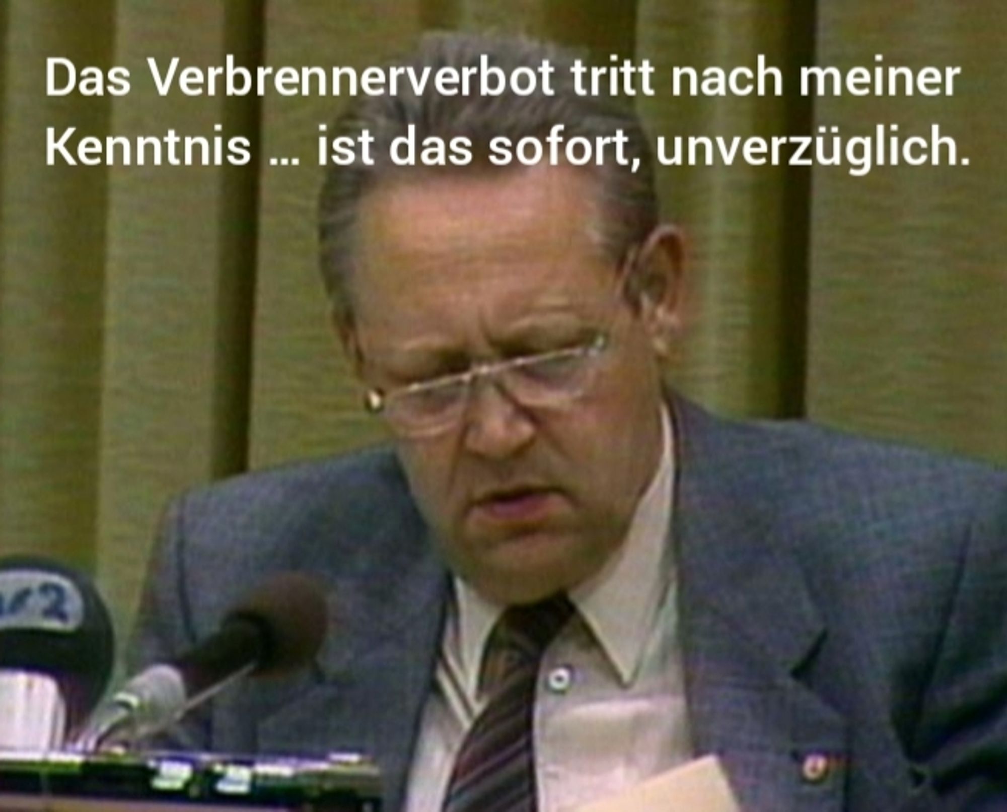 Bild von Günther Schabrowski bei der Pressekonferenz zur Maueröffnung mit dem Text: Das Verbrennerverbot tritt nach meiner Kenntnis … ist das sofort, unverzüglich.