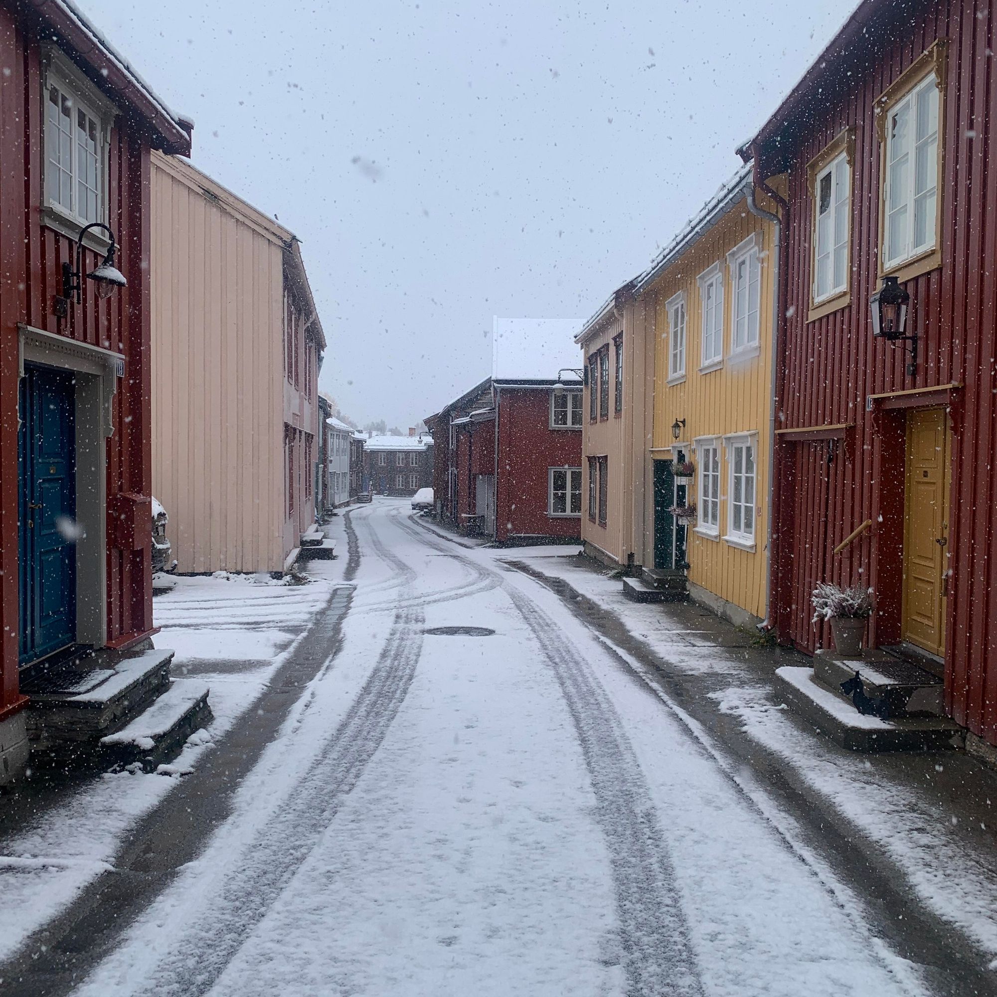 Utsikt mot gata hvor det ligger fersk snø