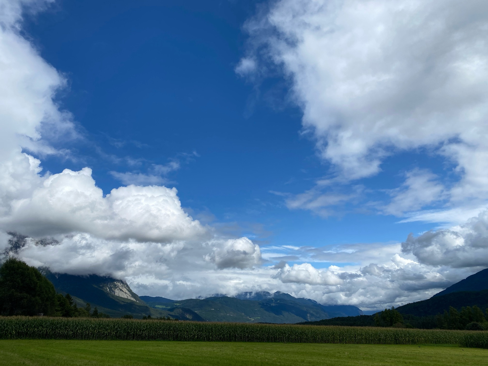 Himmel mit aufziehenden weissen Wolken, Berge und Hügel (der Sturm danach war zünftig)