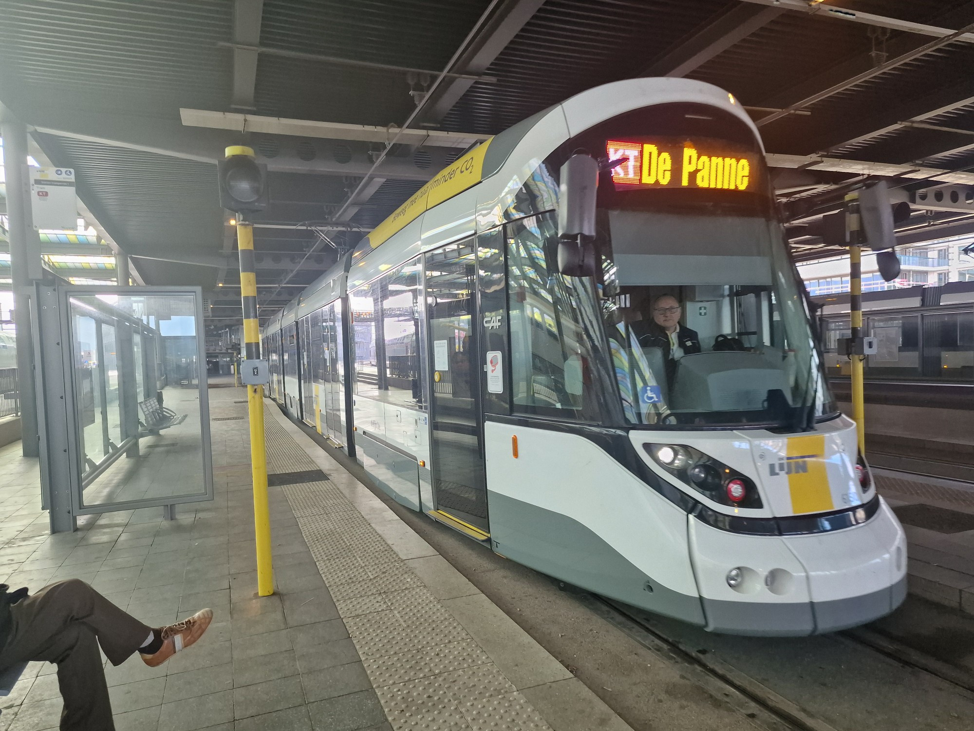 Trikk på Oostende stasjon, Belgia 