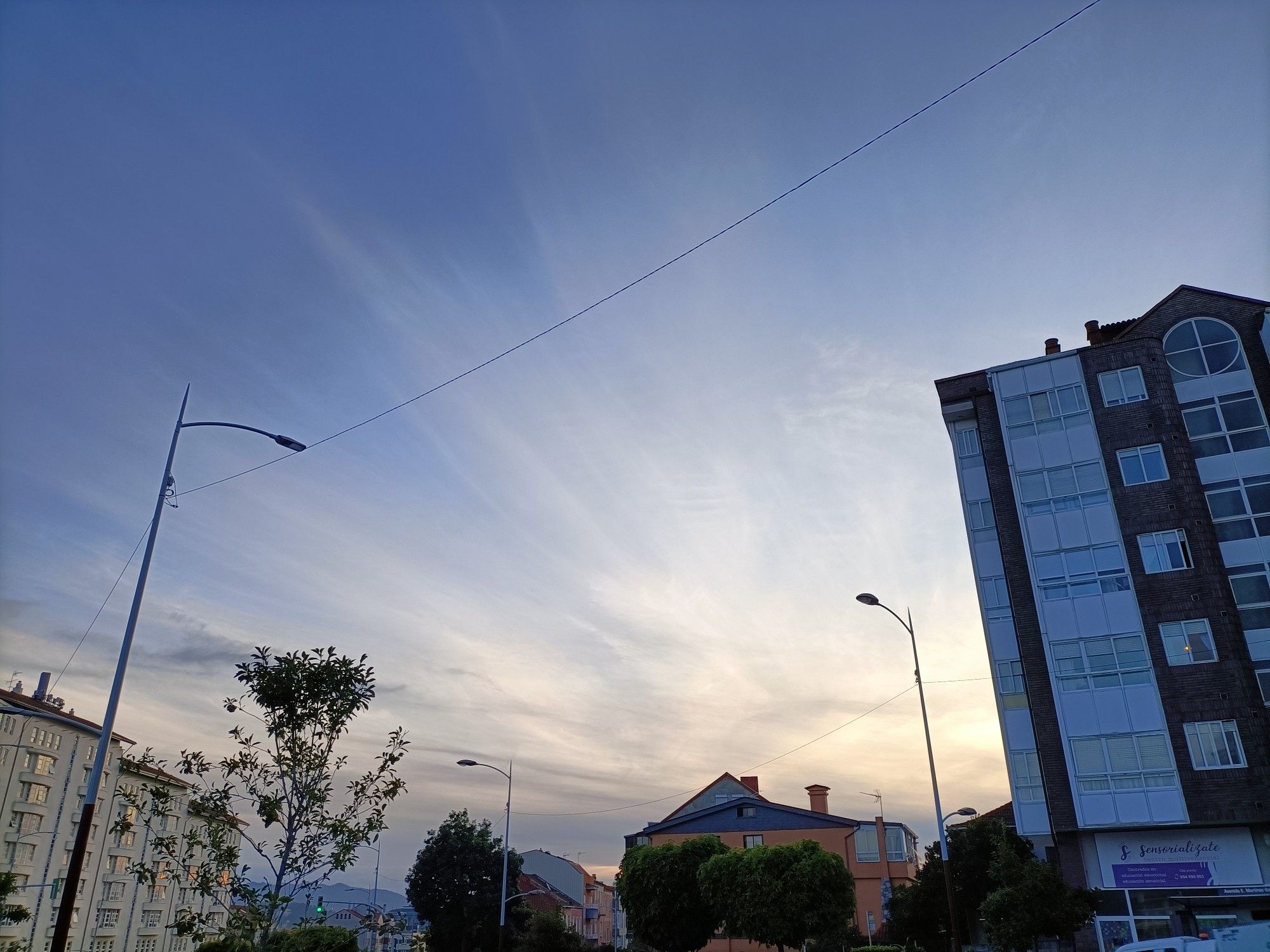 Ceo no solpor dende a avenida de Martínez Garrido, en Vigo.