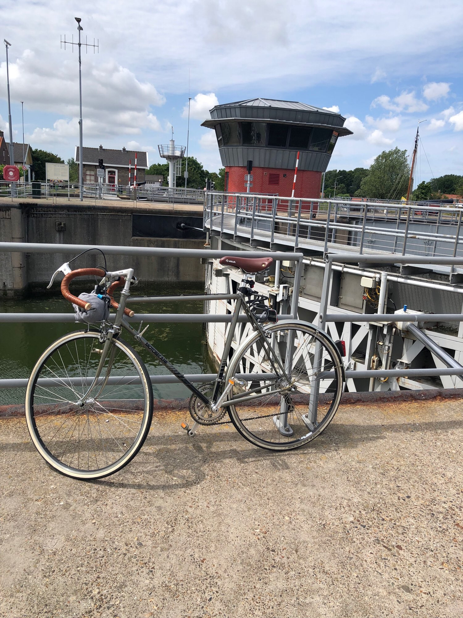 Altes Motobecane Rennrad vor einer Schleuse