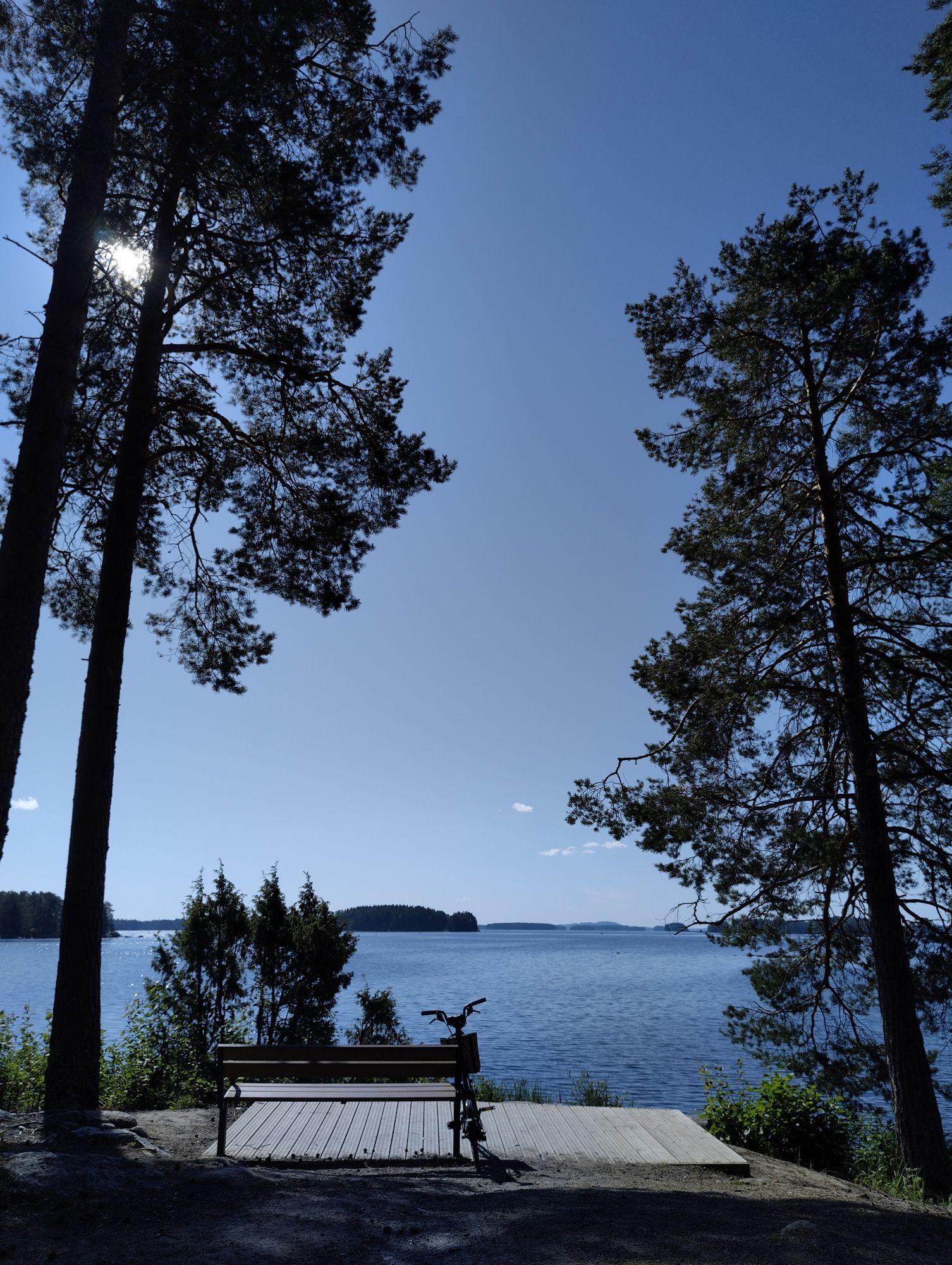 taittopyörä pienellä rantaterassilla / vikbar cyklel på en liten strandterrass