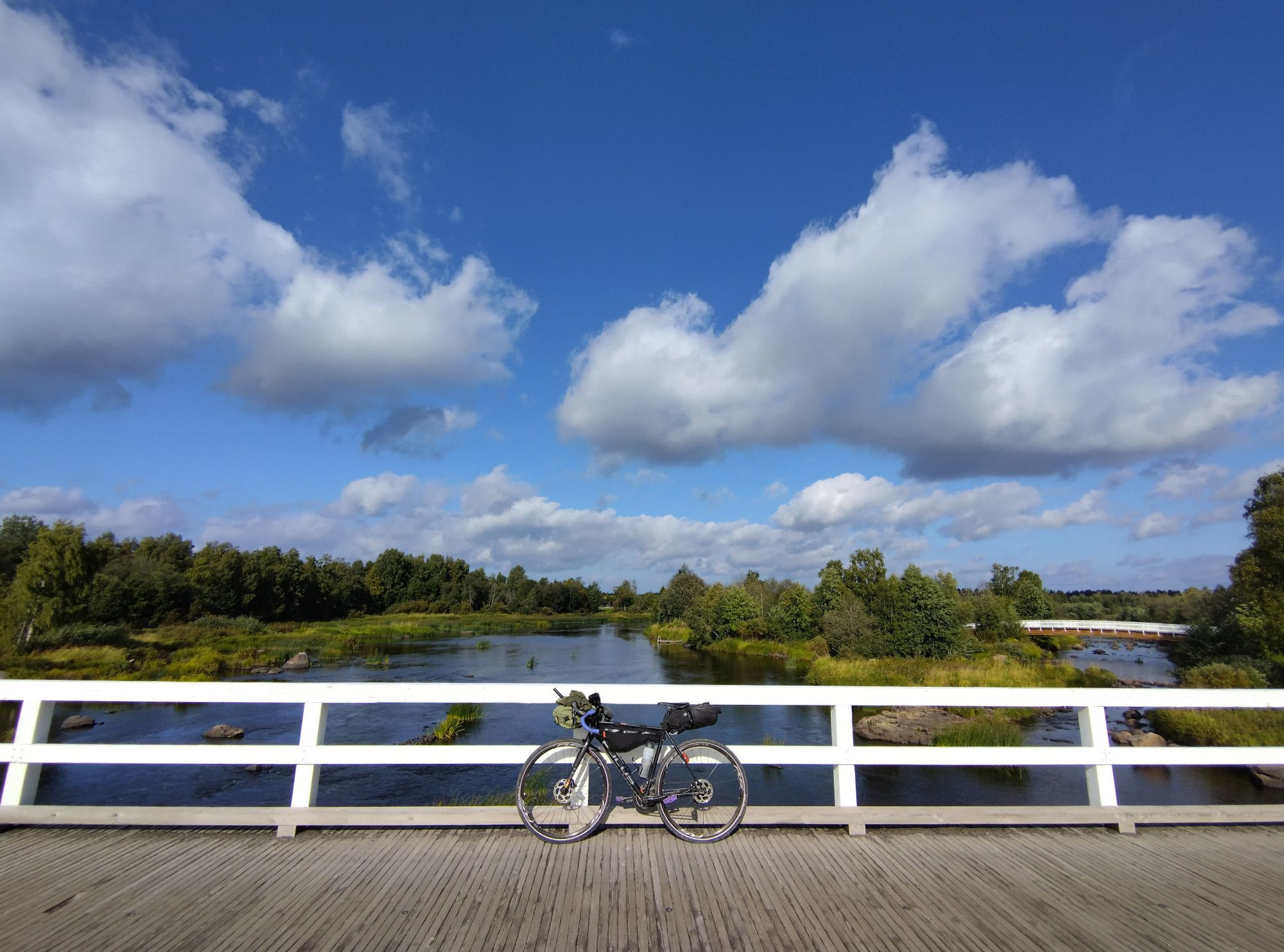 polkupyörä valkoisella sillalla / cykel på en vit bro