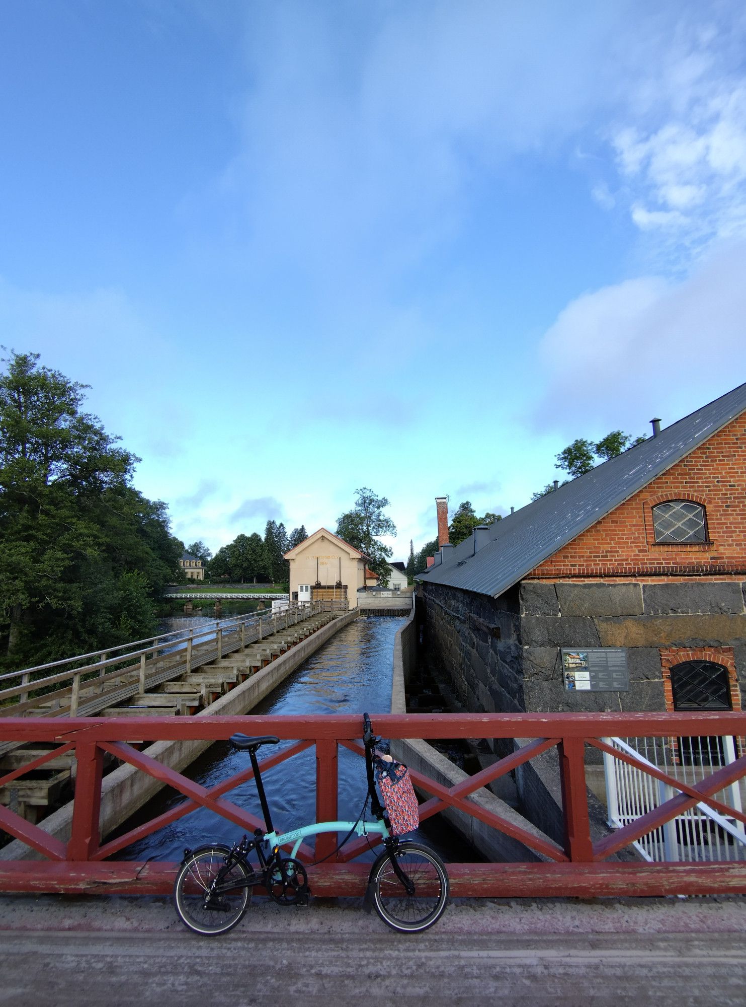 taittopyörä padon ja kalatien yllä / vikbar cykel på en damm och fiskväg