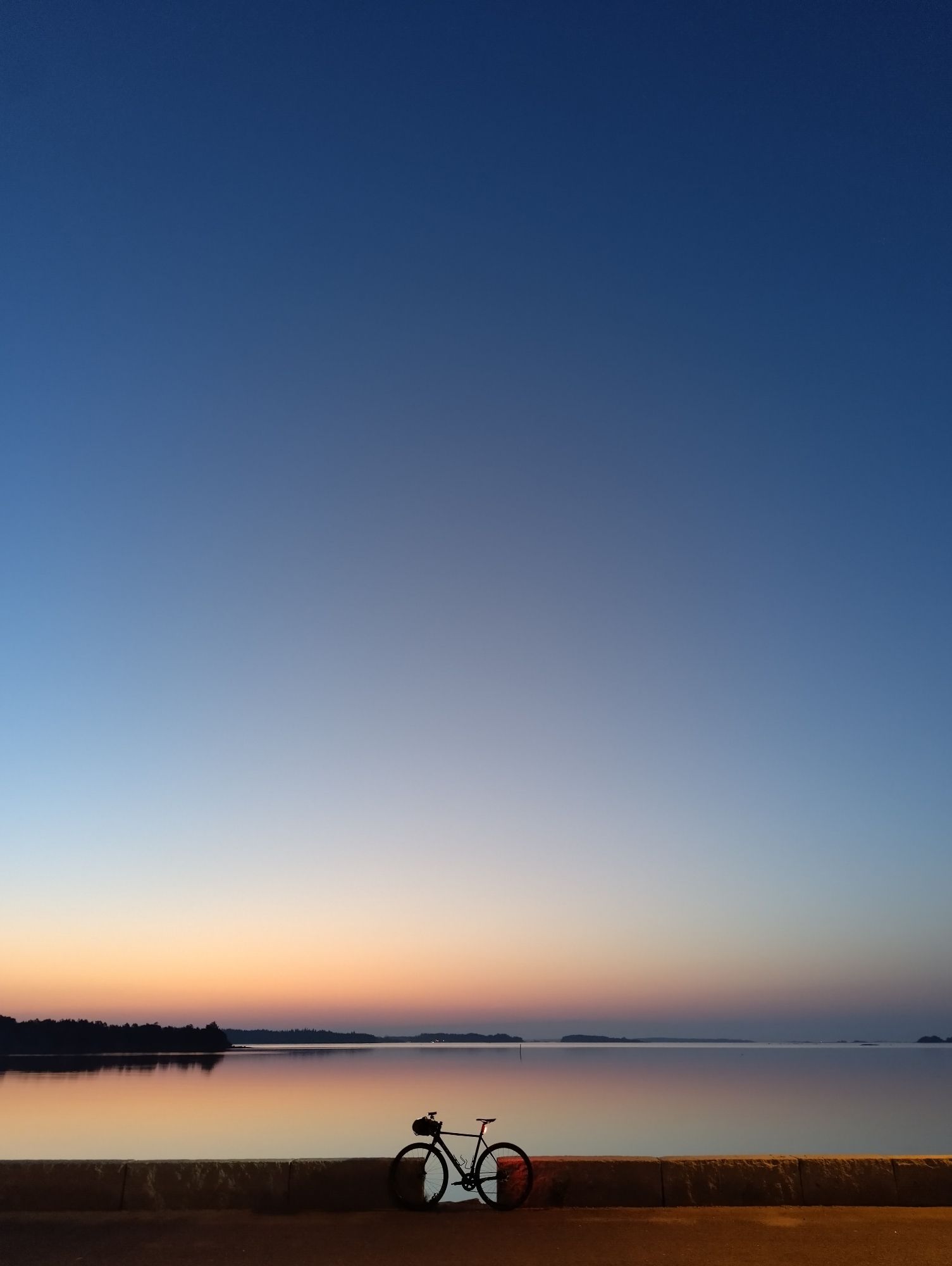 polkupyörä tyynen meren rannalla auringon noustessa