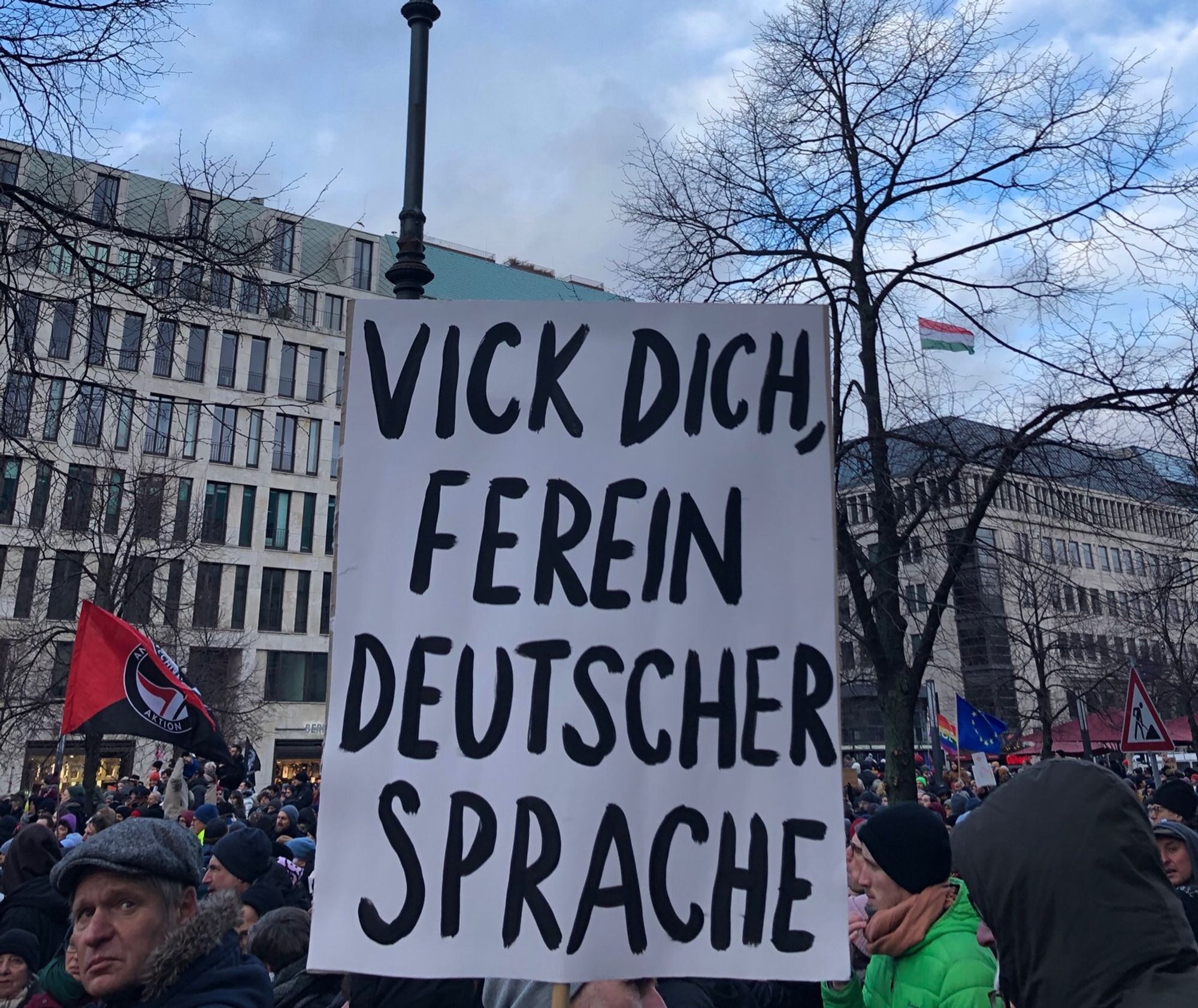 Plakat mit Aufschrift „VICK DICH, FEREIN DEUTSCHE SPRACHE“ auf der Demo in Berlin