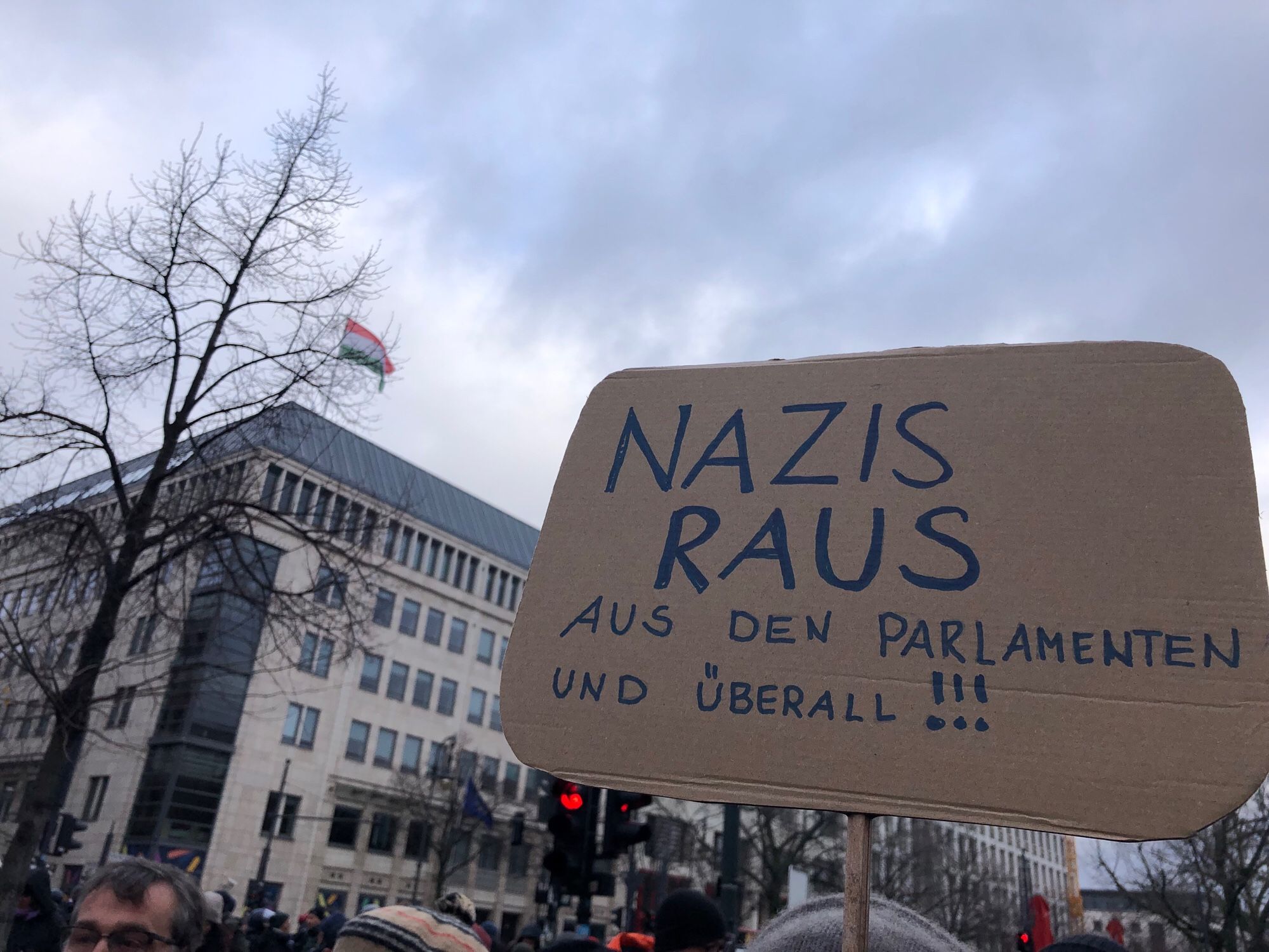 Pariser Platz jetzt. Plakat mit der Aufschrift „NAZIS RAUS aus den Parlamenten und überall“