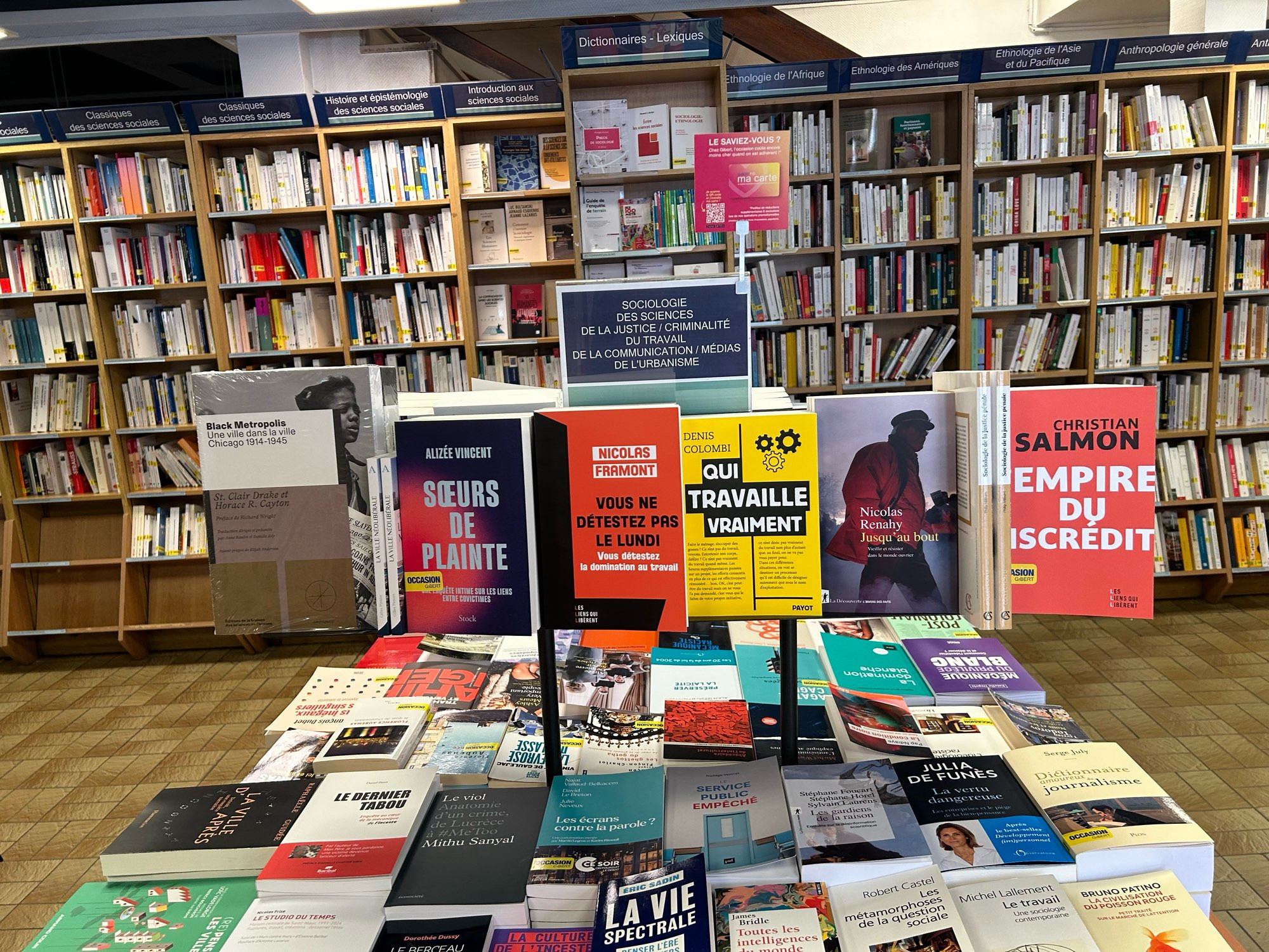 Mon livre Qui travaille vraiment sur la table Sociologie de la librairie Gibert à Paris