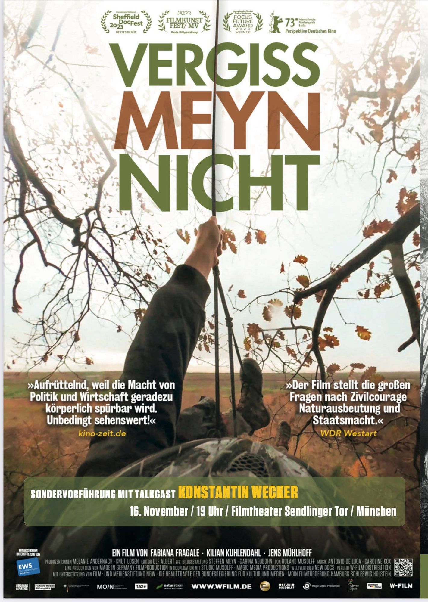 Ein Filmplakat für den Film Vergiss Meyn nicht. Ein Mensch hängt an einem Seil zwischen Zweigen im Baum mit Aussicht auf Wald und Feld. Das Bild ist aus der Perspektive der Kamera auf dem Helm des Menschen. Der Text im Bild: Aufrüttelnd, weil die Macht von Politik und Wirtschaft geradezu körperlich spürbar wird. Unbedingt sehenswert. Kino Zeit de.
Der Film stellt die großen Fragen nach Zivilcourage Naturausbeutung und Staatsmacht. WDR Westart.
Sondervorführung mit Konstantin Wecker 16.November 19 Uhr Filmtheater Sendlinger Tor München