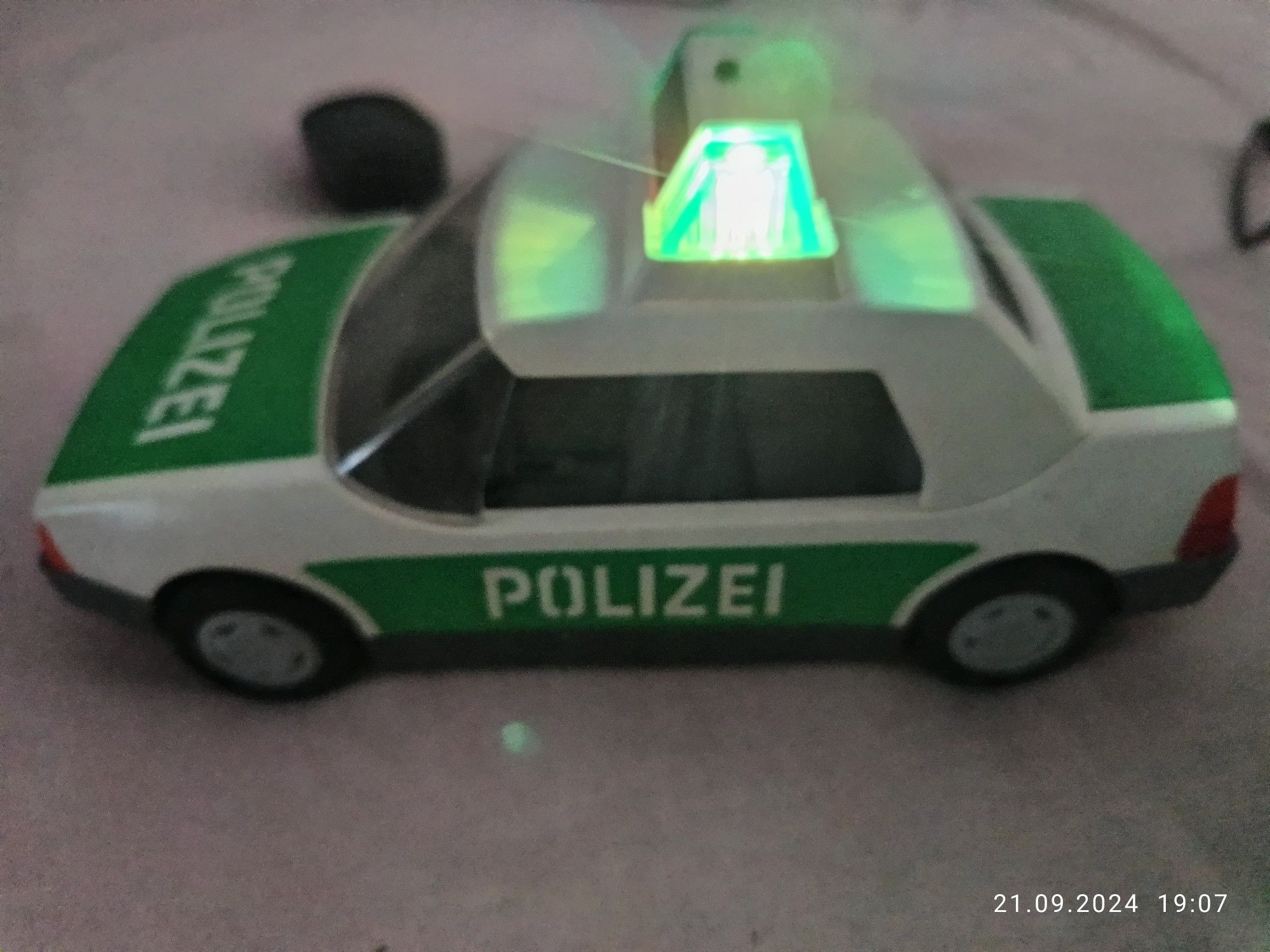 Altes Polizei Auto von Playmobil in grün weiß mit funktionierender Beleuchtung